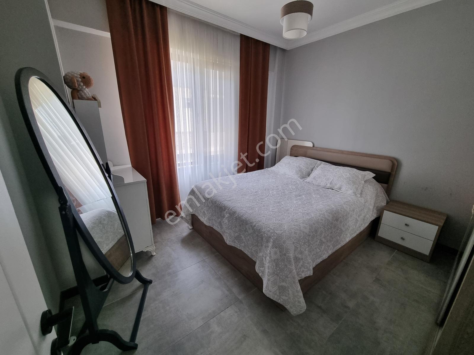 Havuzlu Sitede Müstakil Bahçeli Teraslı Verandalı Villa - Görsel 16