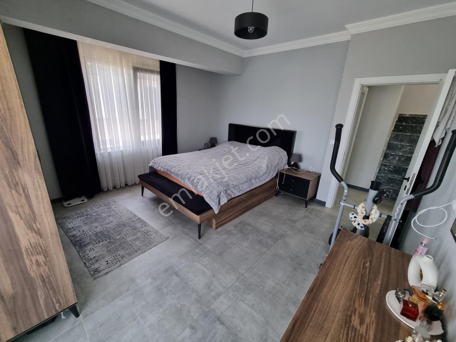 Havuzlu Sitede Müstakil Bahçeli Teraslı Verandalı Villa - Görsel 26