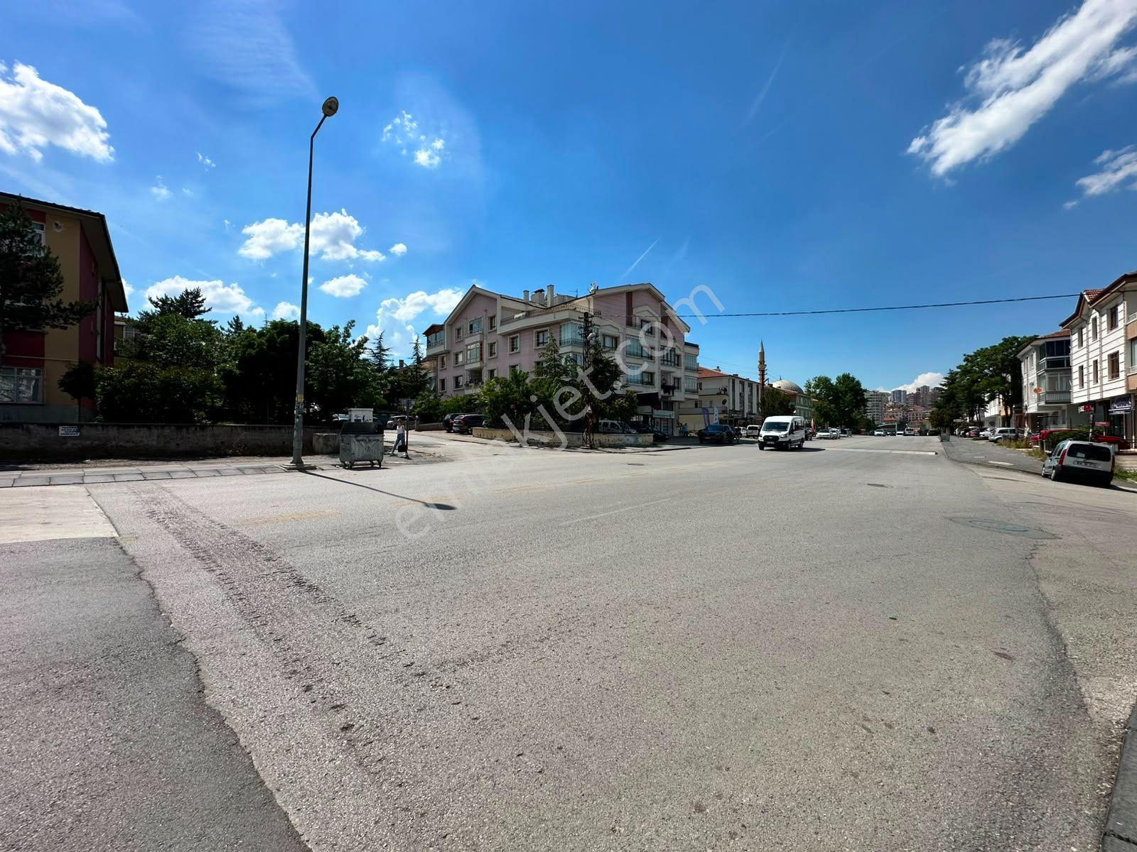 Uzman Emlak'dan Basın Cadde.üzeri 2.kat Konumunda Yüksek Giriş Eşyalı 3+1 Daire - Görsel 22