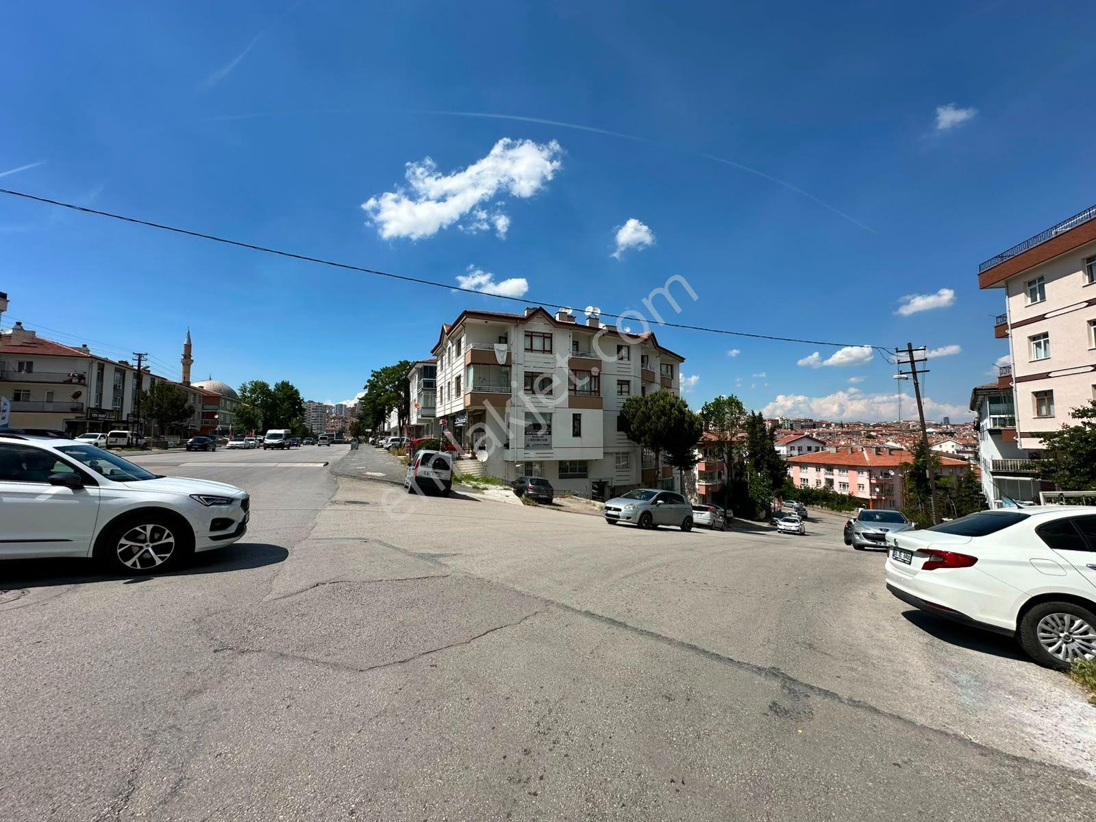 Uzman Emlak'dan Basın Cadde.üzeri 2.kat Konumunda Yüksek Giriş Eşyalı 3+1 Daire - Görsel 23