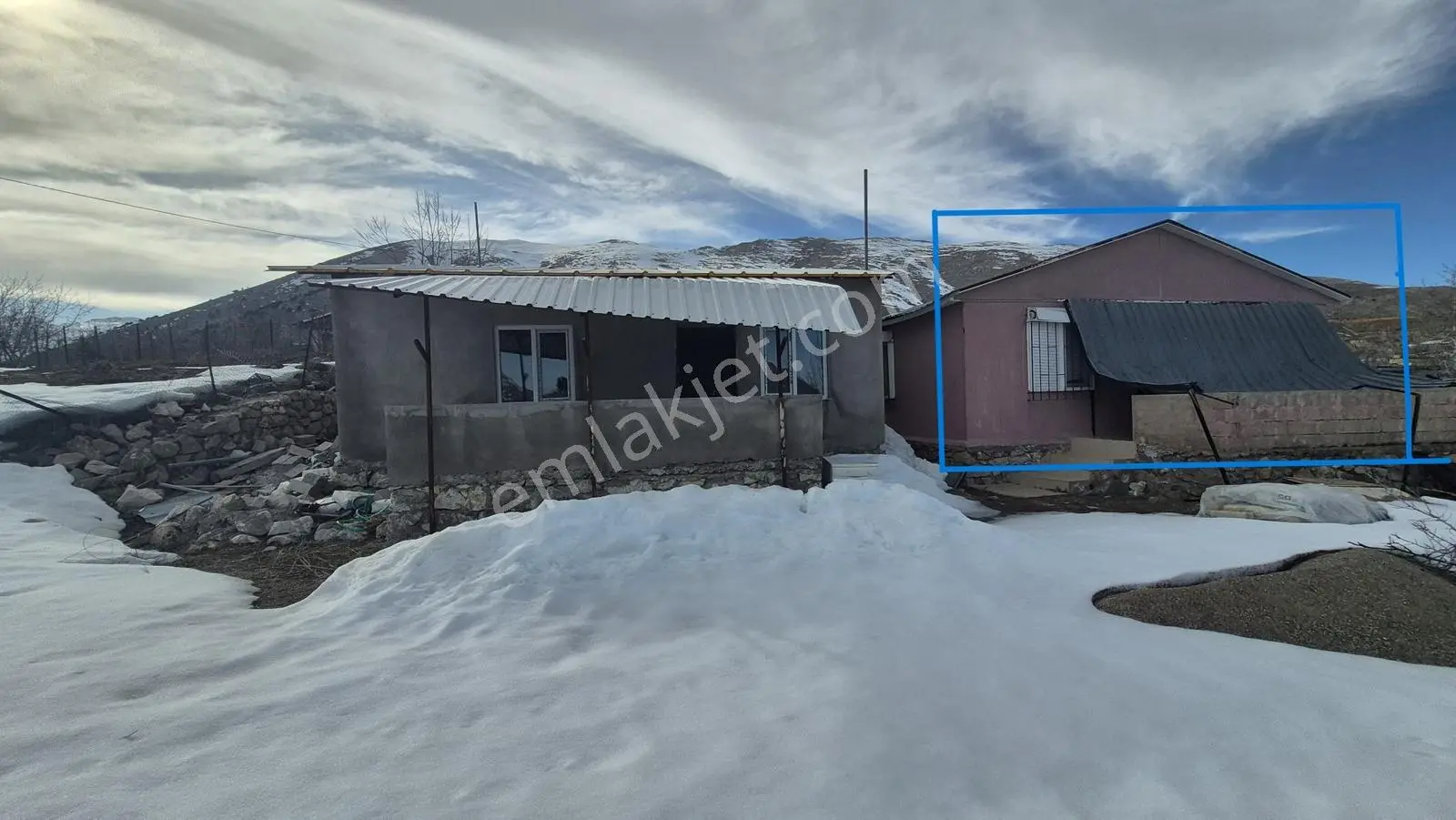 Antalya Konyaaltı Çağlarca Satılık Ev 2+1/270 M2 Arsa
