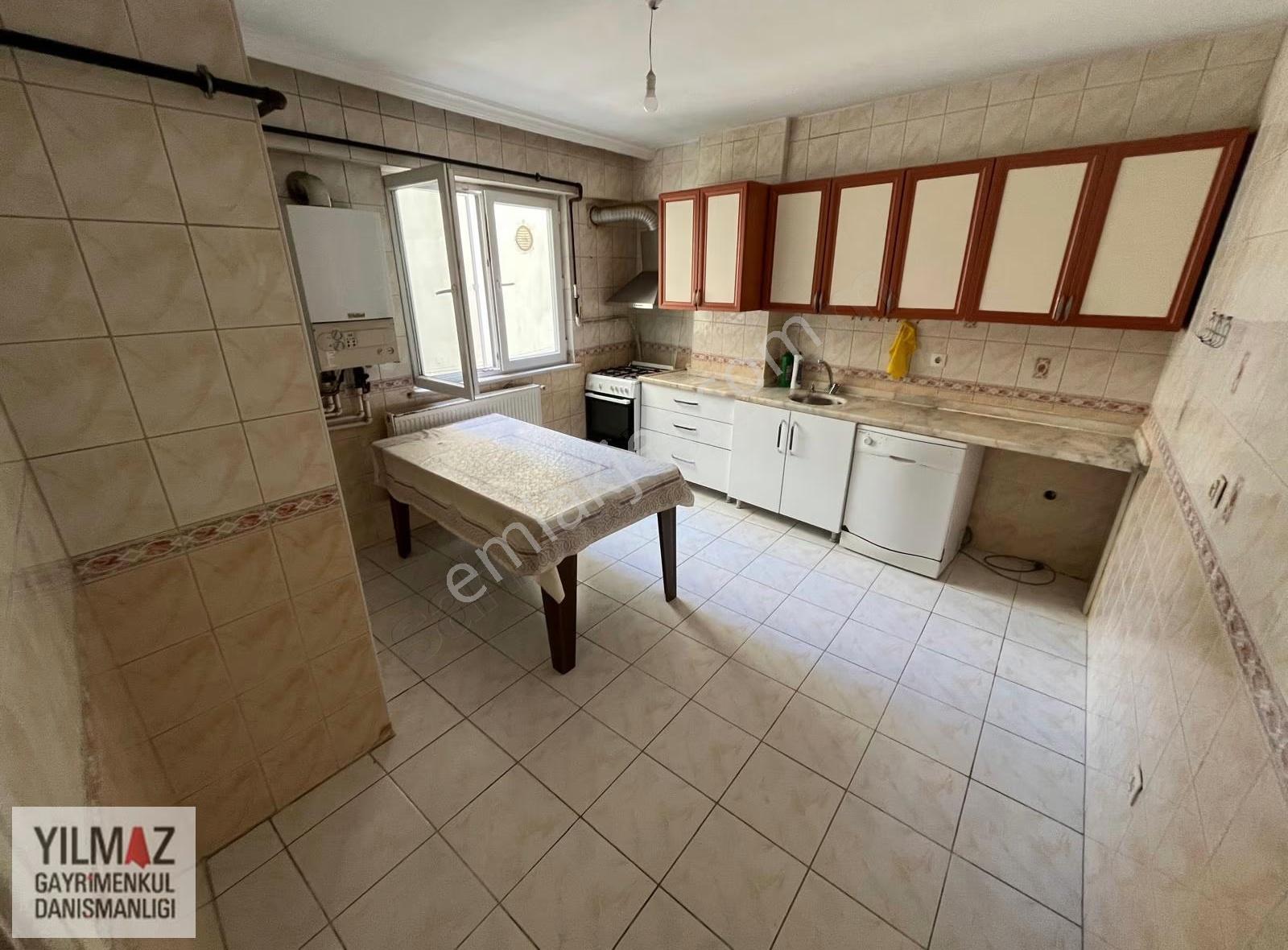 Yılmaz Gayrimenkulden 2005 Yapımı 90 M2 Y.giriş Daire