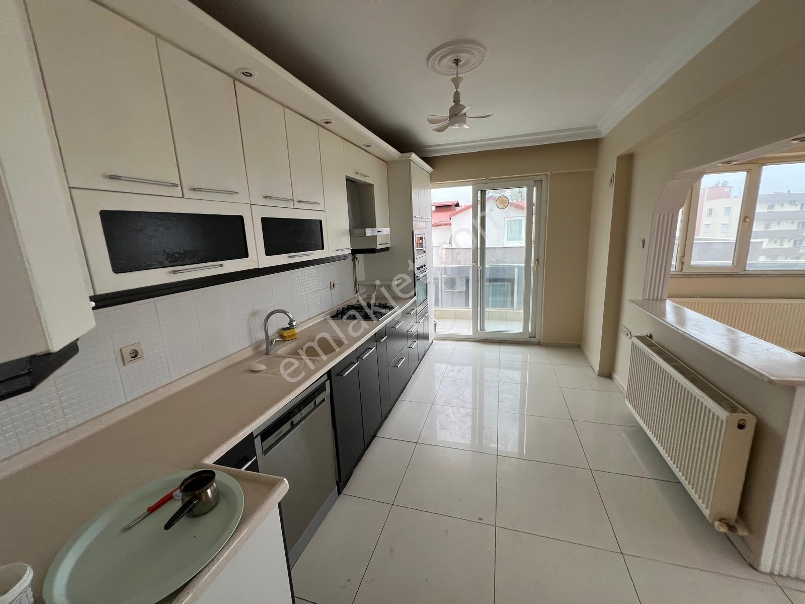 Ege Mahallesinin En Güzel Konumunda Deniz Manzaralı Geniş Ferah 3+1 Kiralık Daire - Görsel 3