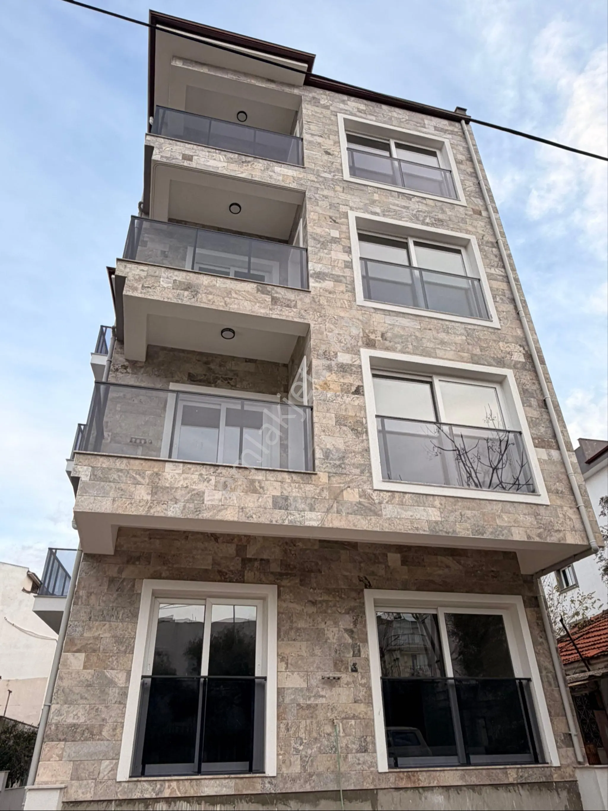 Kuşadası Güzelçamlı’da Oturuma Hazır Satılık 2+1 Yazlık Daire
