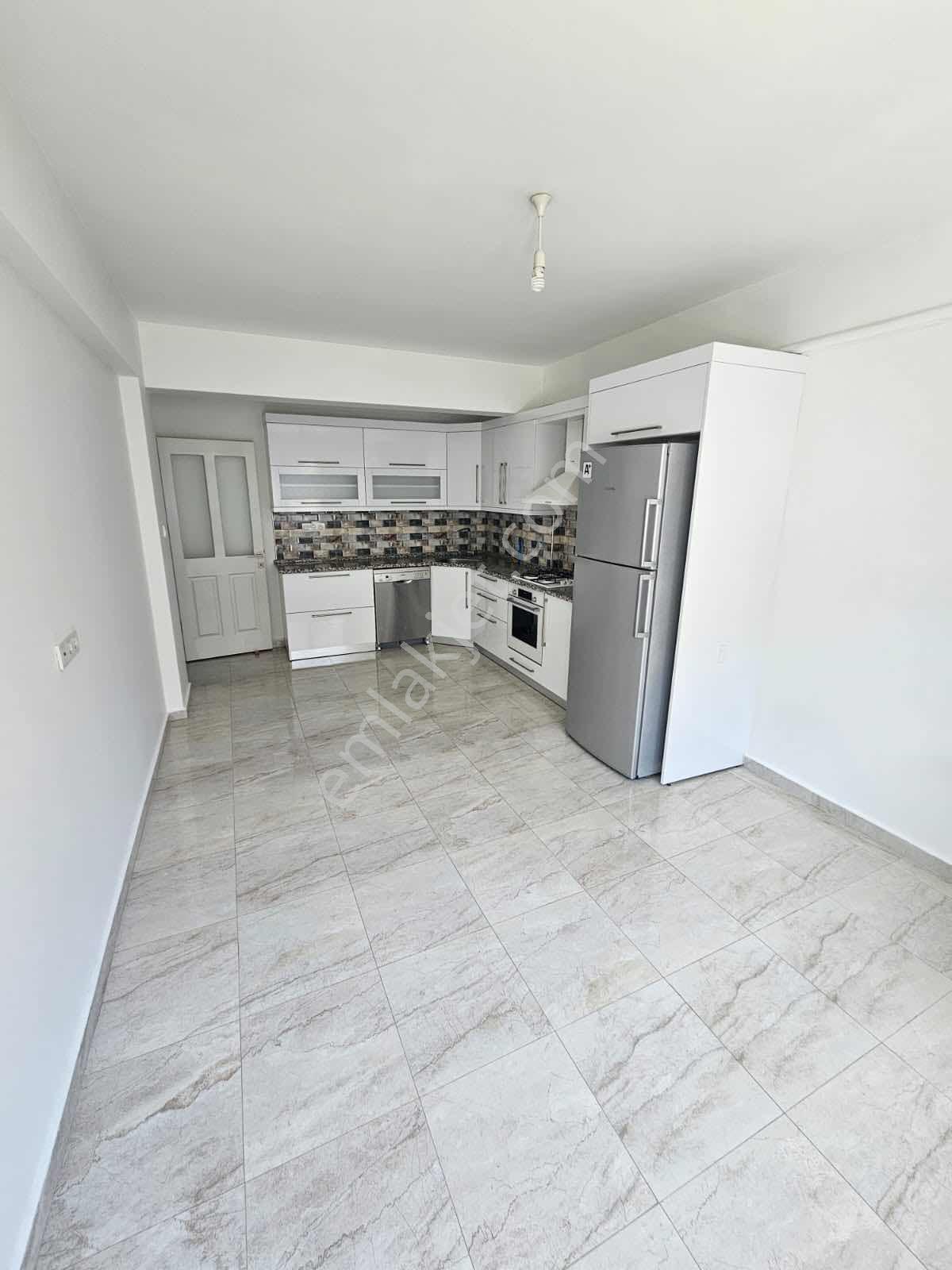 Atatürk Bulvarı'nda Komple Yeni Beyaz Eşyalı Kiralık 3+1 Daire
