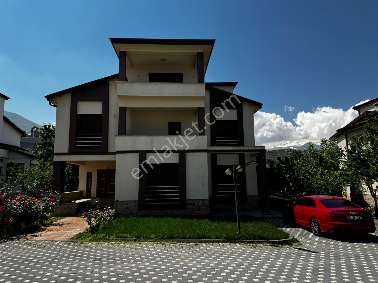 Erenköy Çaybağlarında Site İçerisinde Kiralık 6+2 Villa - Görsel 28
