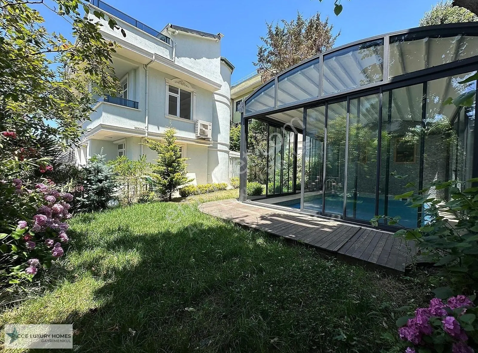 Üsküdar'da Havuzlu Müstakil Kiralık Villa
