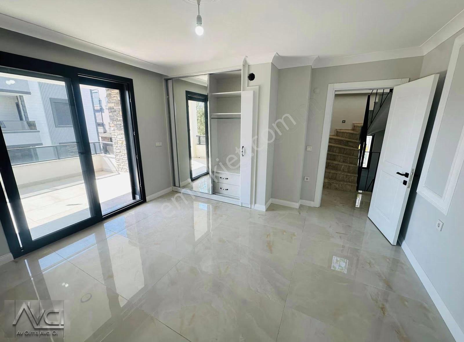 Avcıdan Altınoluk Narlı Manzaralı Geniş Oda 4+1 Villa - Görsel 12