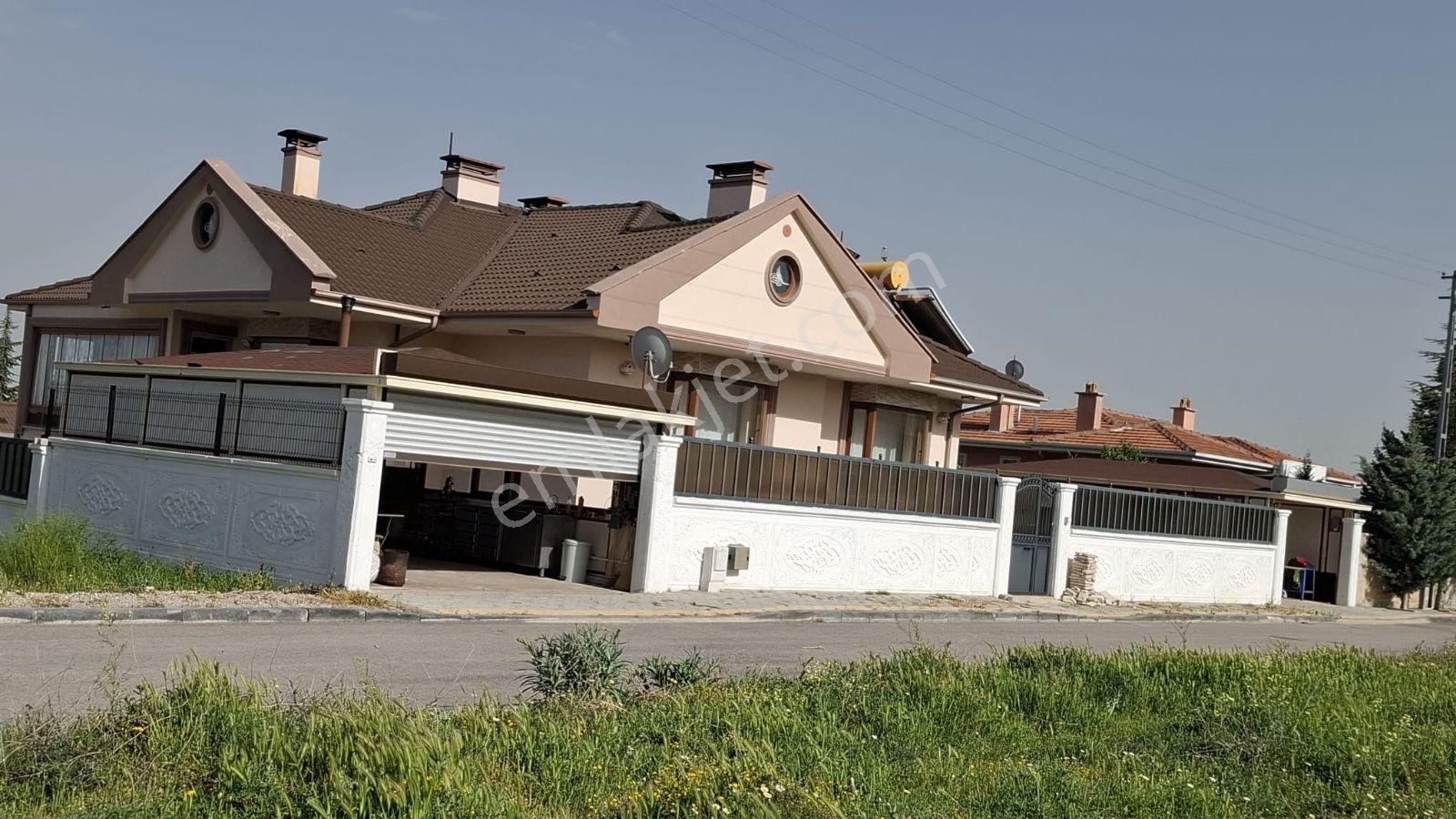 Hatip Mahallsinde Konya Manzaralı Garajlı 2 Kamelyalı 6+2 Villa