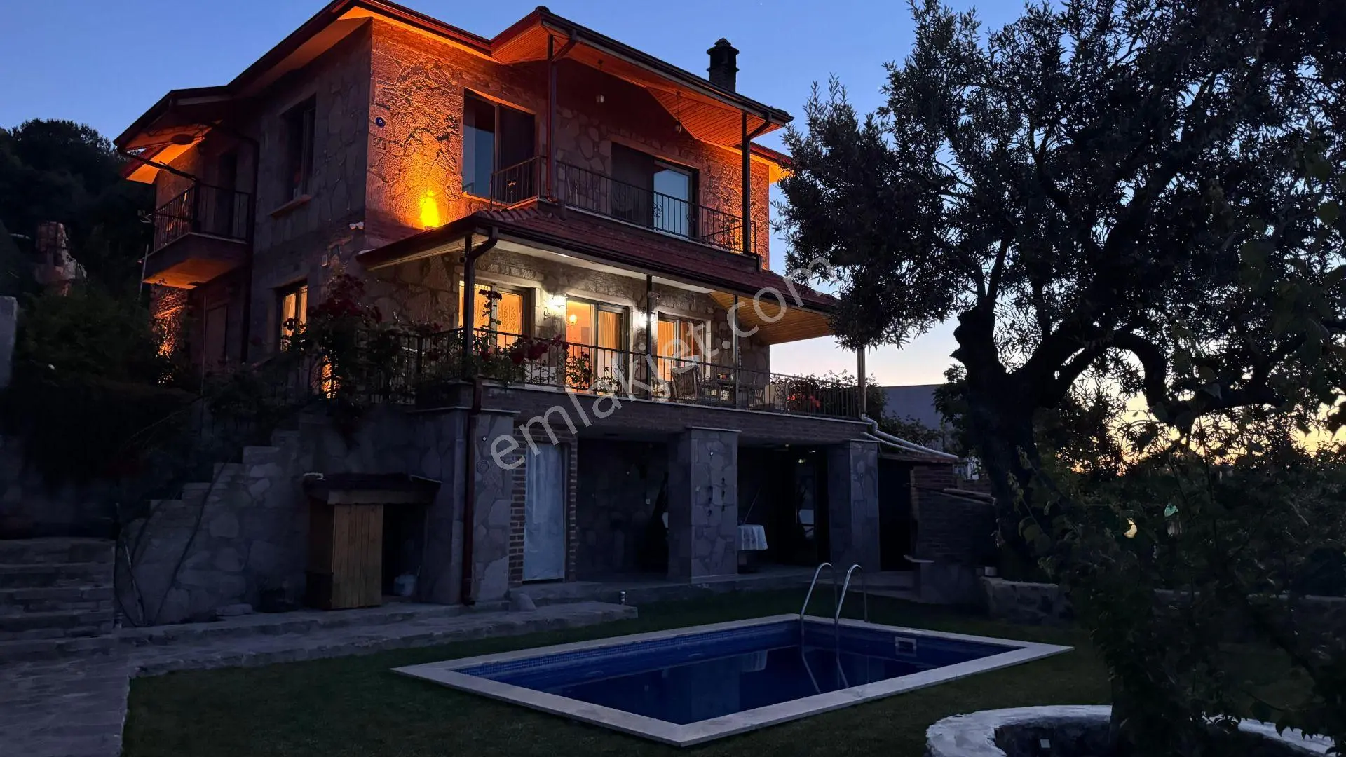Deniz Manzaralı Havuzlu 4+1 Lüks Müstakil Taş Villa
