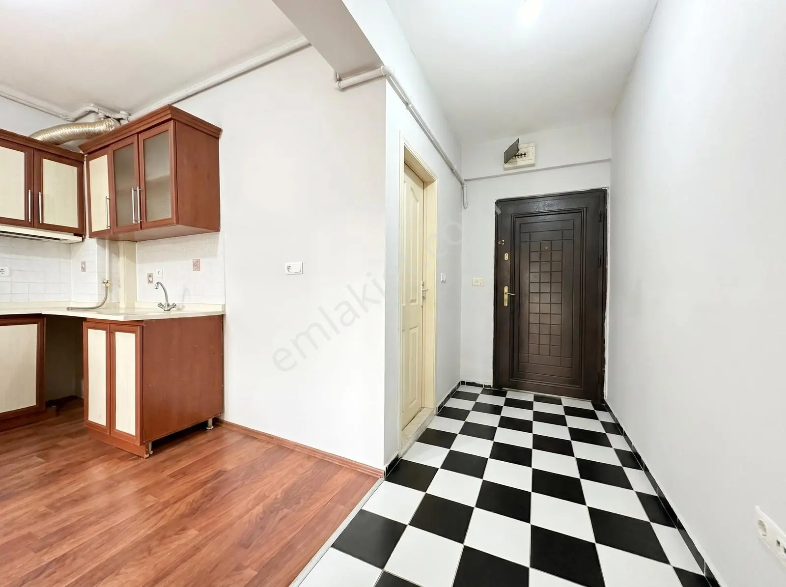 Anadolu Üni. Karşısı Kiralık Çift Balkon Geniş 1+1 Daire !!