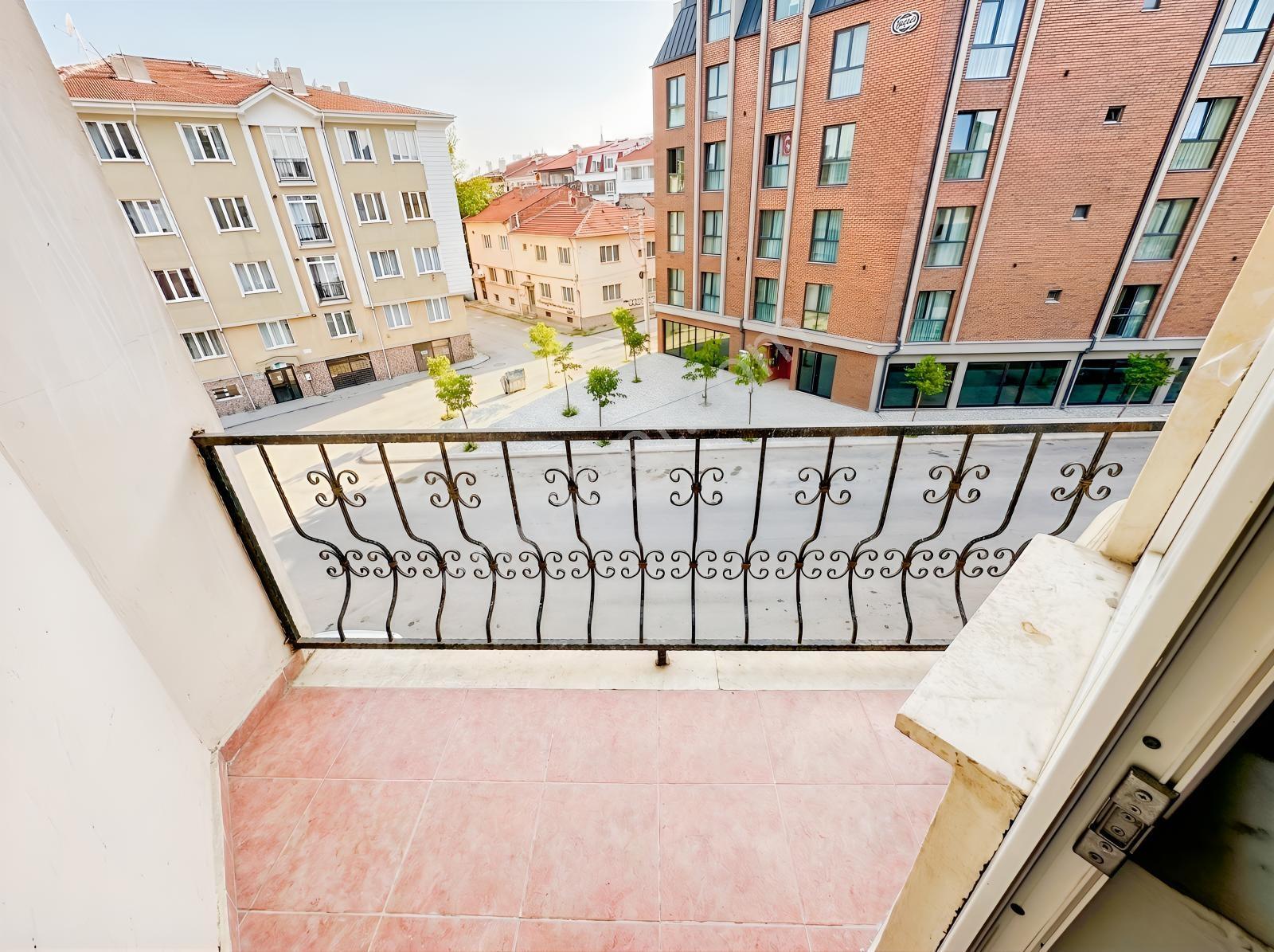 Anadolu Üni. Karşısı Kiralık Çift Balkon Geniş 1+1 Daire !! - Görsel 11