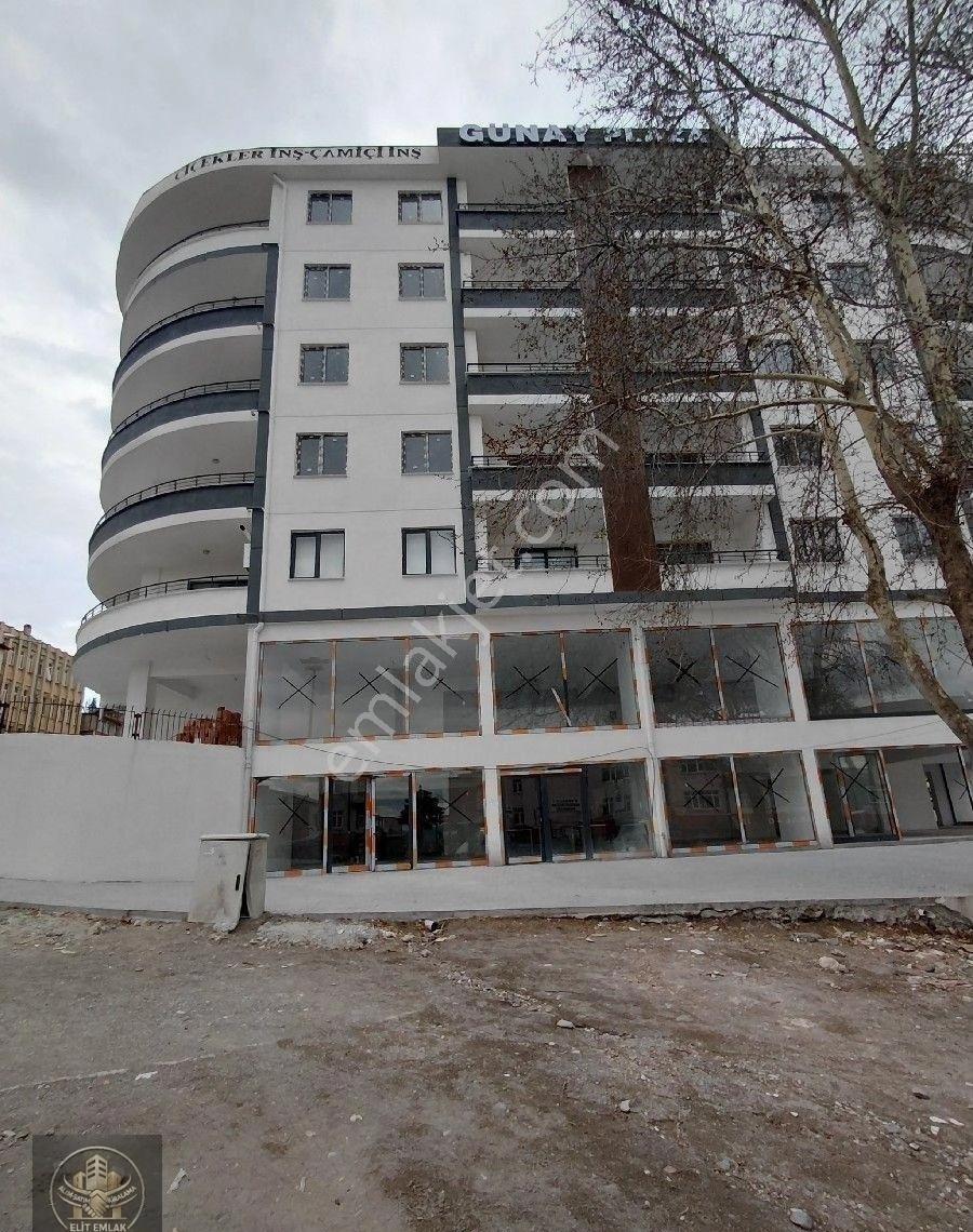 Tokat Niksar'da Elit Emlak'tan Satılık Merkezde Çok Geniş 2 + 0 Daire..