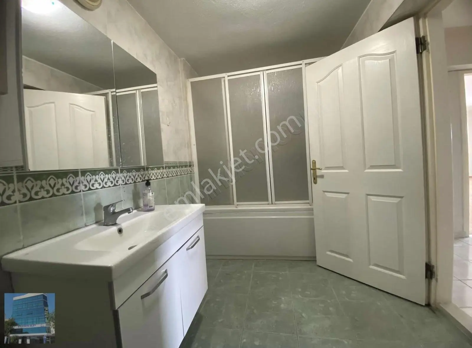 Karşıyaka Yeni Girne'de Geniş Doğalgazlı Kiralık 3+1 Daire - Görsel 2