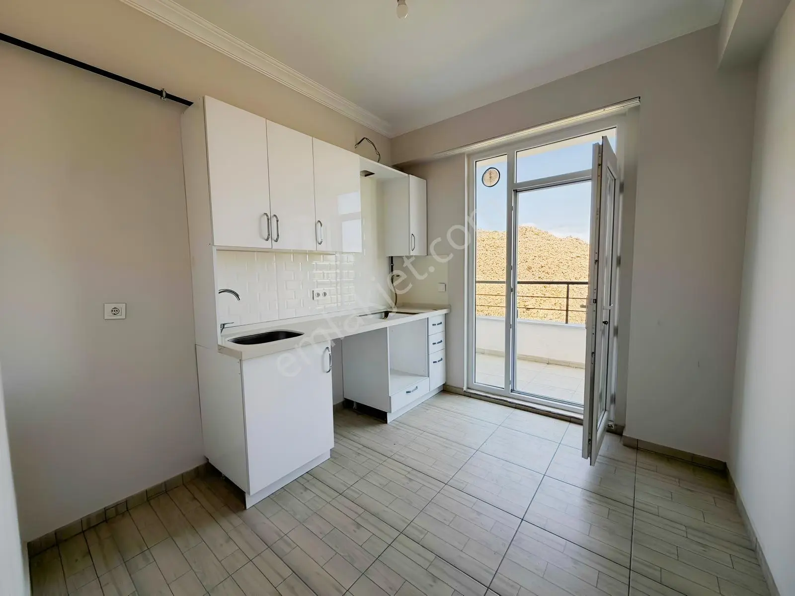 Kiralık 2+1 Hanlı Merkez Deposu Mevcut Remax Ay - Görsel 11