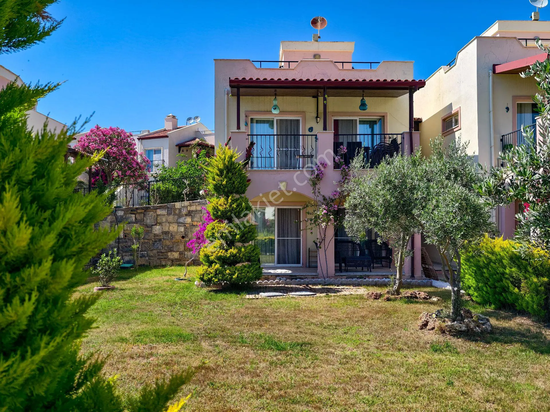 Apollonium'da Satılık En Geniş Bahçeli Full Yapılı Köşe Villa