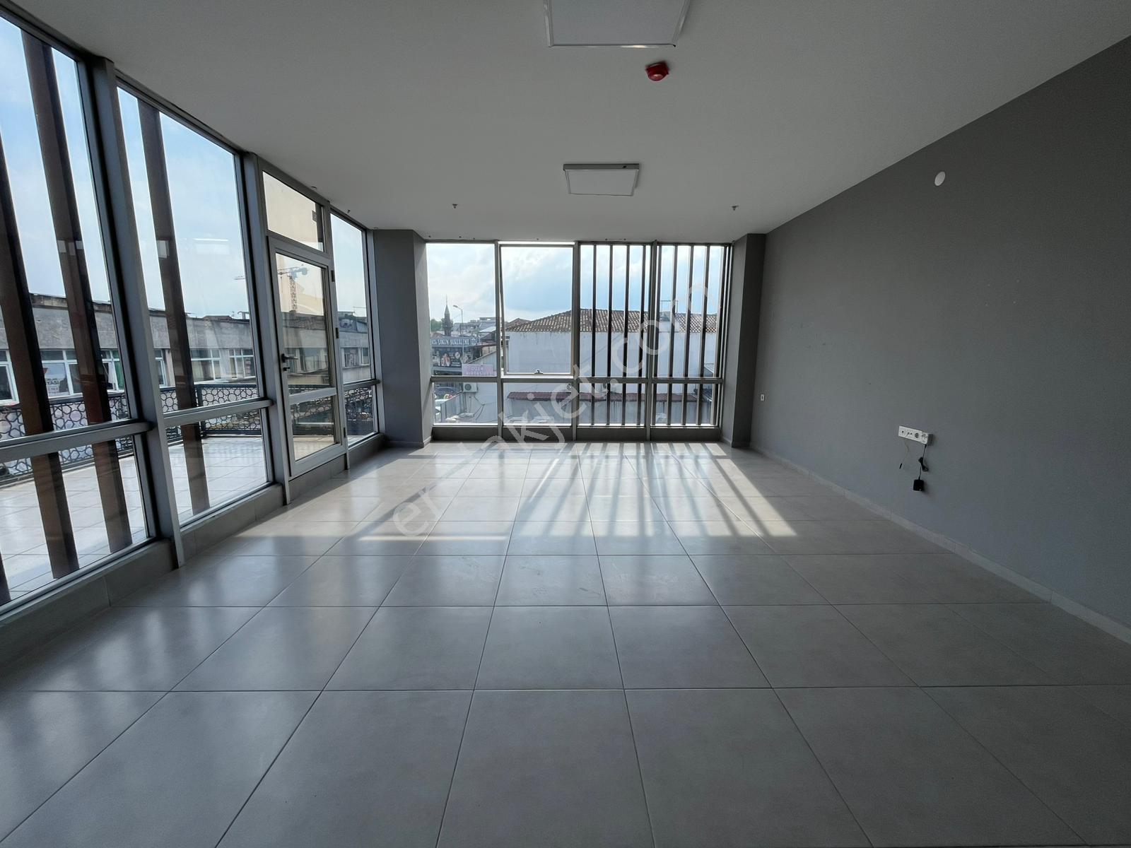 Remax Mavi'den Adapazarı Merkezde Kiralık Ofis - Görsel 3