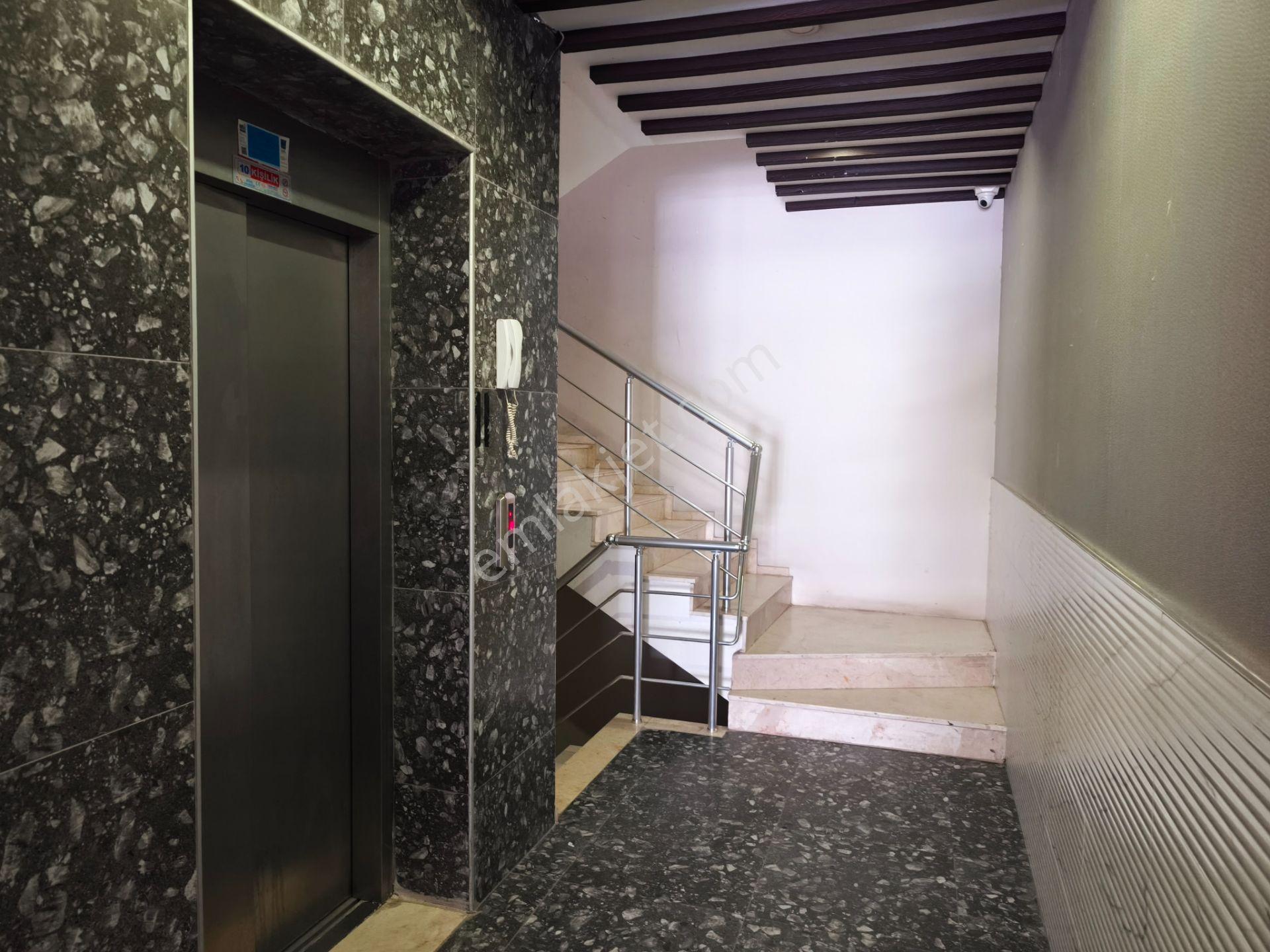 Kuşadası Merkezde, Adliyeye Yakın, Taşıt Trafiği Olan Sokakta Ofis Olarak Kiralık Daire... - Görsel 20