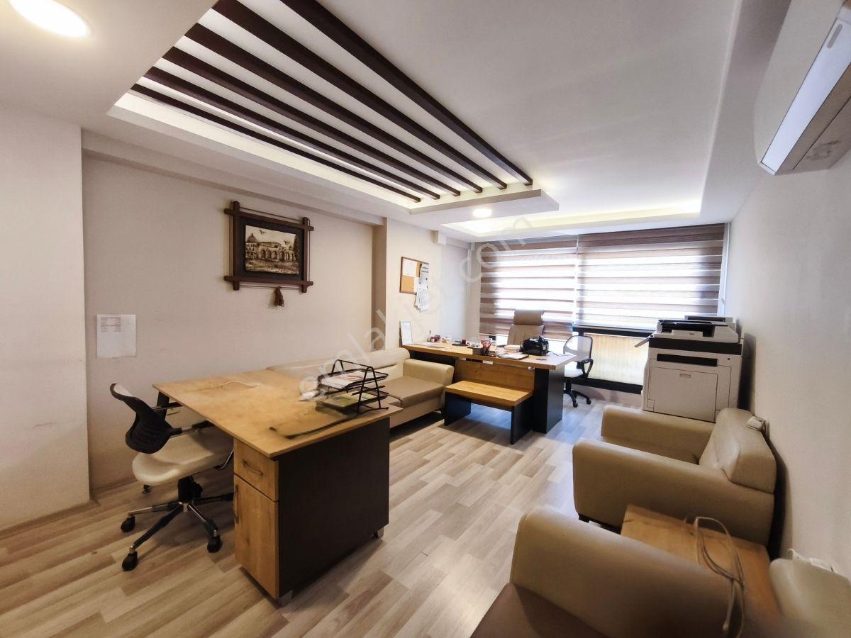Kuşadası Merkezde, Adliyeye Yakın, Taşıt Trafiği Olan Sokakta Ofis Olarak Kiralık Daire...