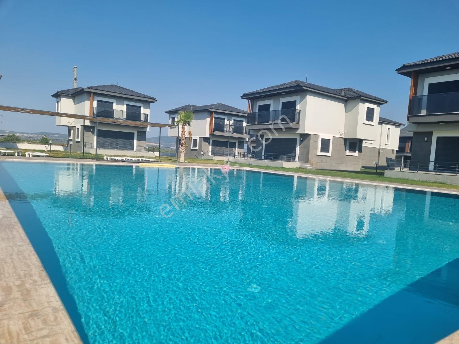 Çandarlı'da Denize Yakın , Site İçi , Havuzlu , Otoparklı Villa - Görsel 17