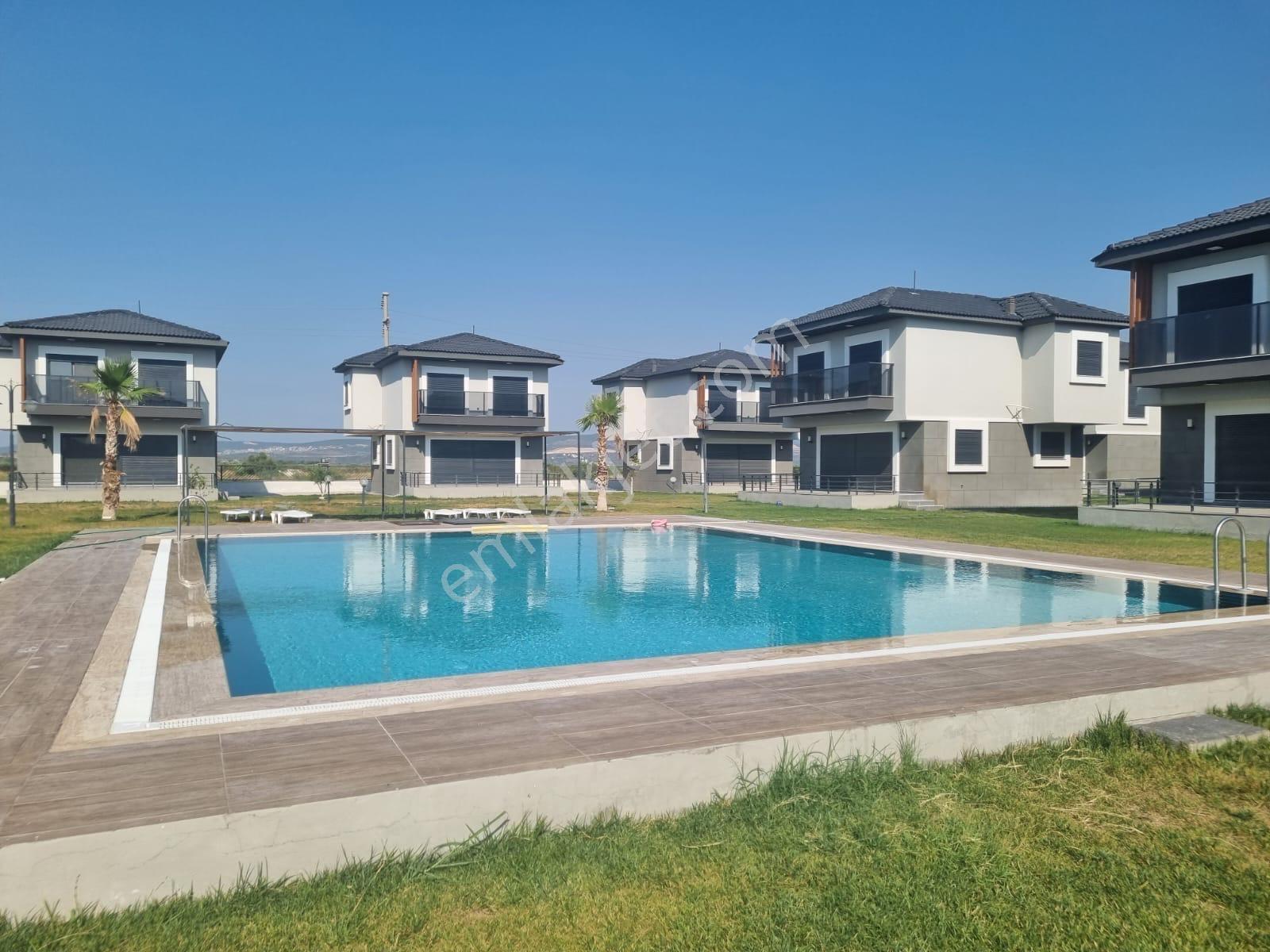 Çandarlı'da Denize Yakın , Site İçi , Havuzlu , Otoparklı Villa - Görsel 18