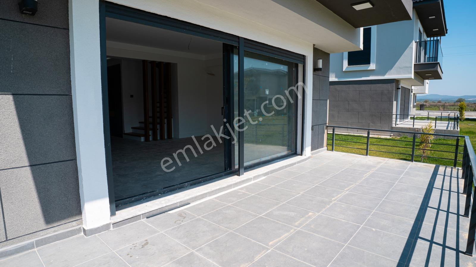 Çandarlı'da Denize Yakın , Site İçi , Havuzlu , Otoparklı Villa - Görsel 10