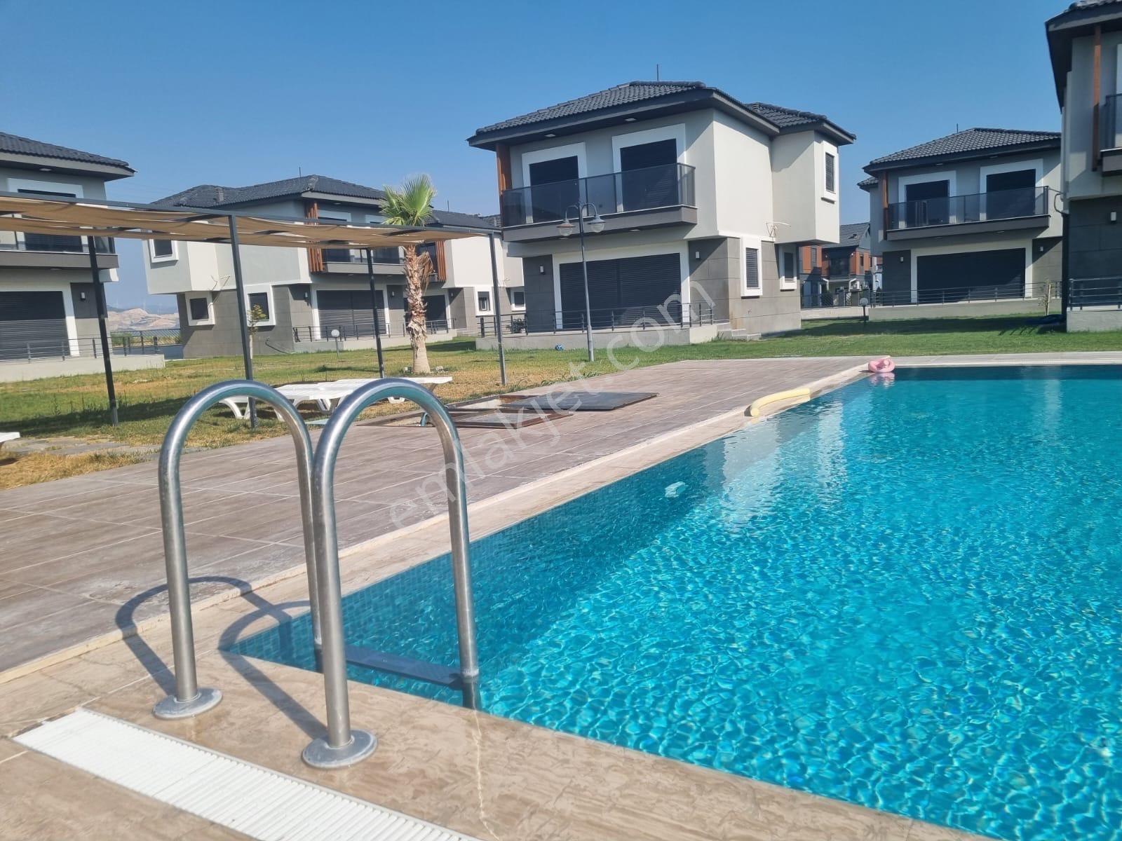 Çandarlı'da Denize Yakın , Site İçi , Havuzlu , Otoparklı Villa - Görsel 30