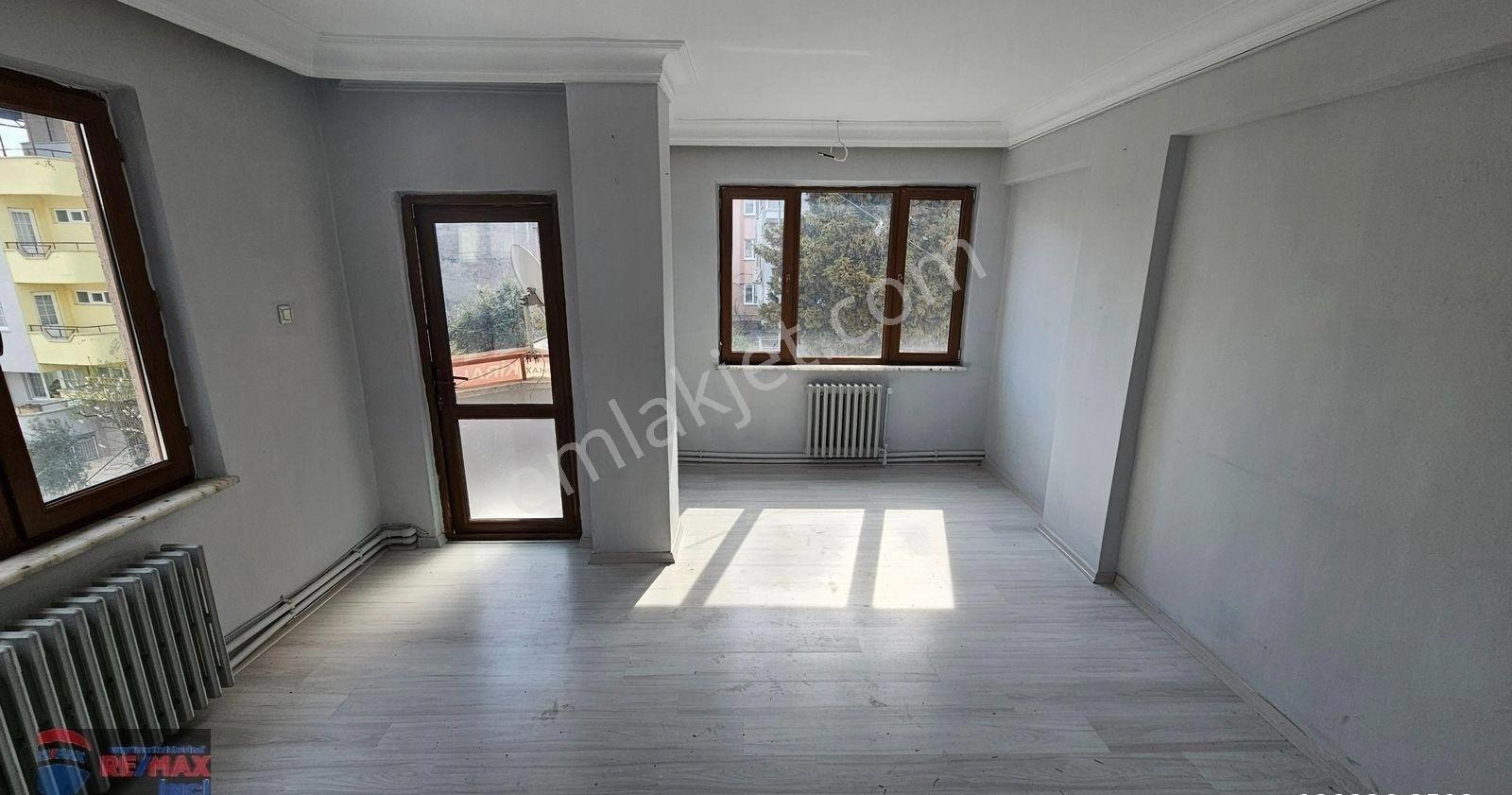 Re/max İnci'den Hasan Basri Çantay'da Kiralık 3+1 Ara Kat Daire