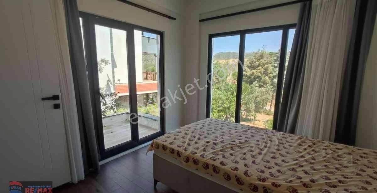 Re/max İnci'den Babakale'de Havuzlu Tripleks Eşyalı Satılık Villa - Görsel 16