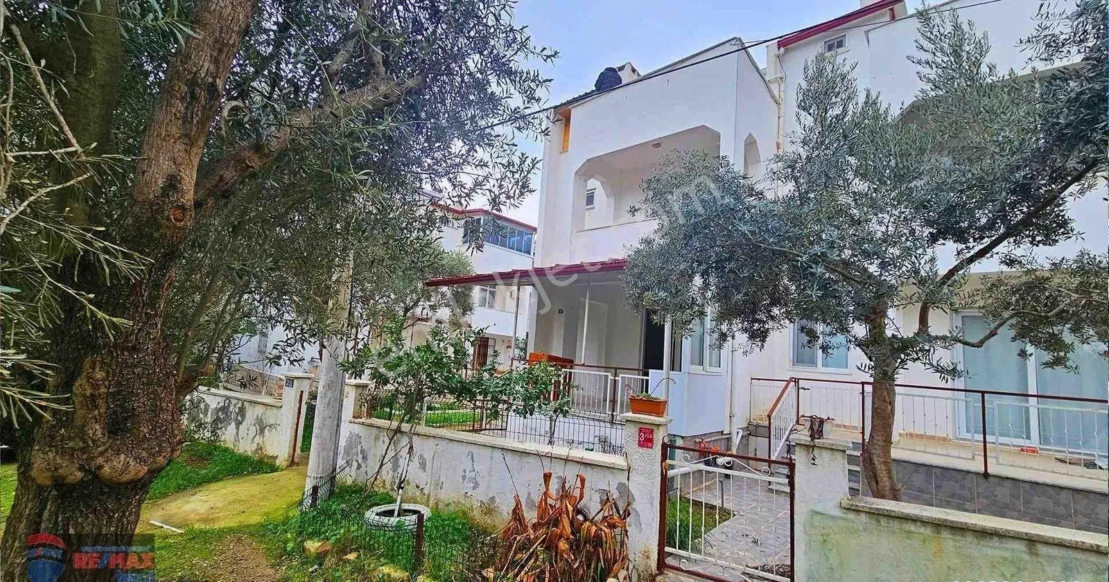 Re/max İnci'den Edremit Güre'de Satılık Bahçeli Villa