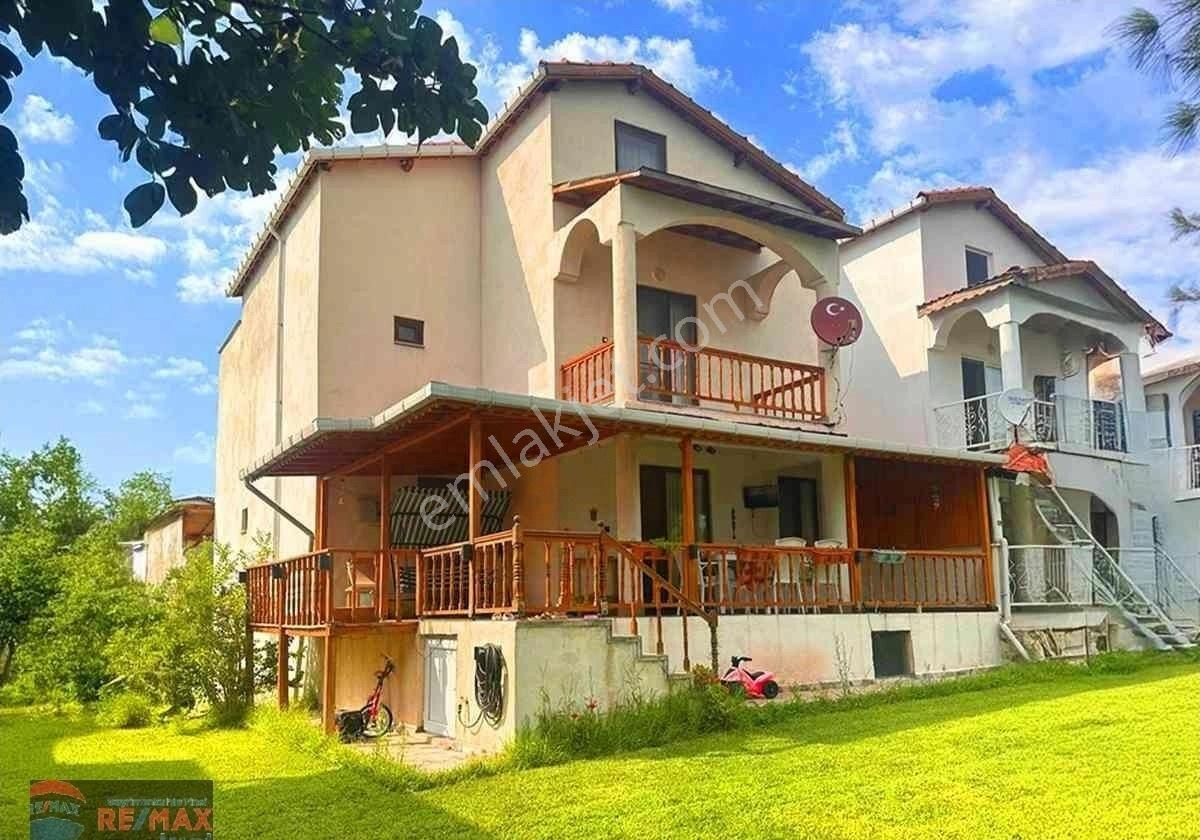 Re/max İnci'den Babakale'de Satılık Deniz Manzaralı Tripleks Villa