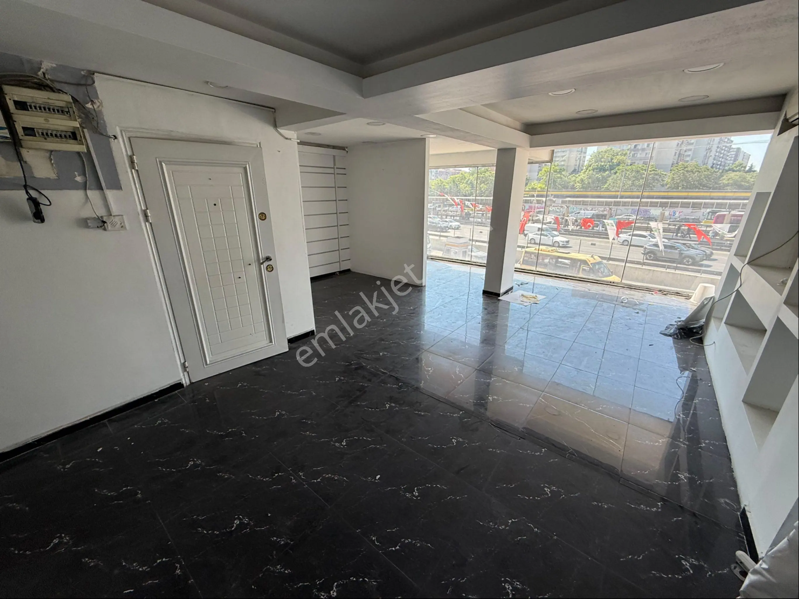 Şirinevlerde E-5 Cepheli 85m2 4+1 Klimalı Kiralık Ofis - Görsel 2