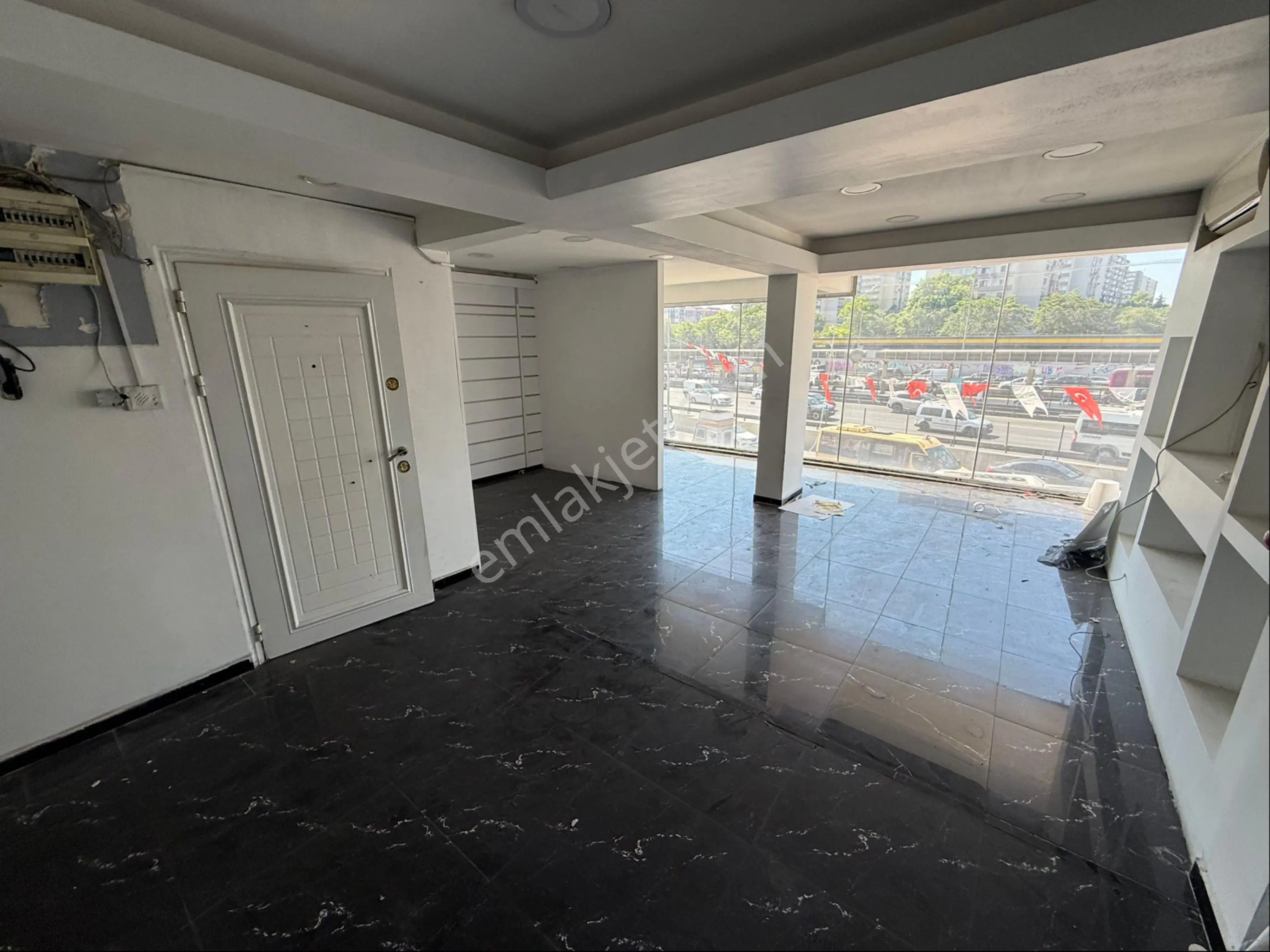 Şirinevlerde E-5 Cepheli 85m2 4+1 Klimalı Kiralık Ofis