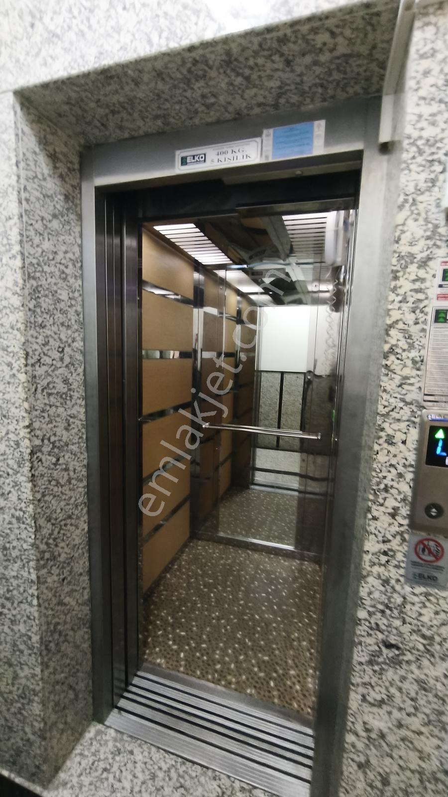 Bornova Merkezde Yeni Binada 2+1 Kiralık Büyük Köşe Daire - Görsel 19