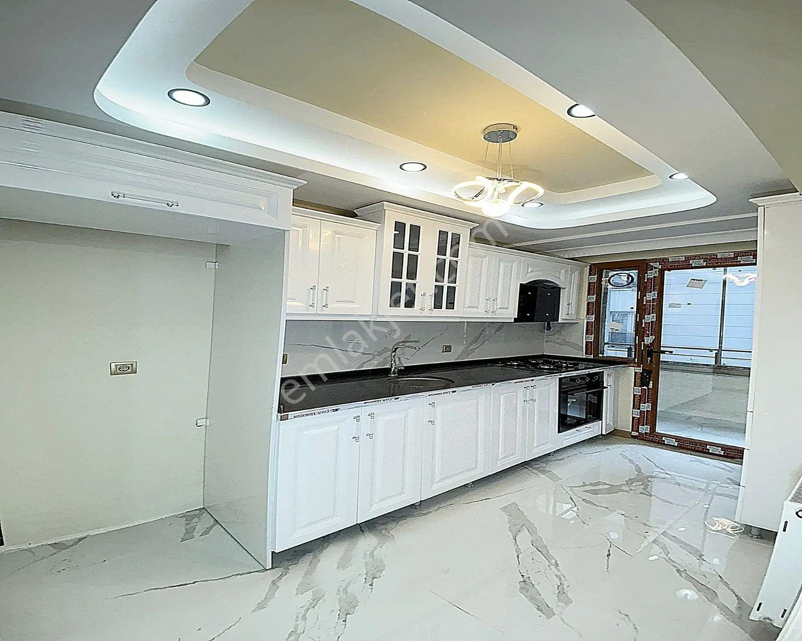 Sıfır İnşaat ! Yüksek Kredi İmkanı İle ! Metrobüse Yakın 2+1 Arakat Daire