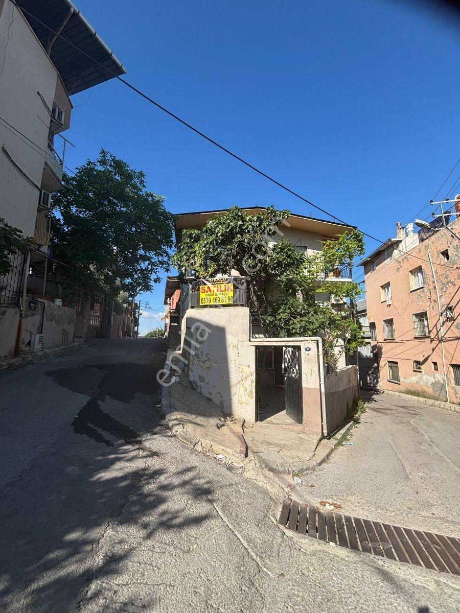 Karabağlar'da Satılık 3 Katlı Müstakil Bina Her Kat 2+1