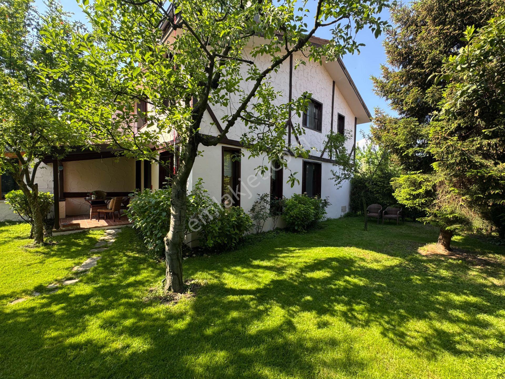 Remax Klas Fatih Çakar’dan Kırkpınar’da Satılık Bahçeli Villa…