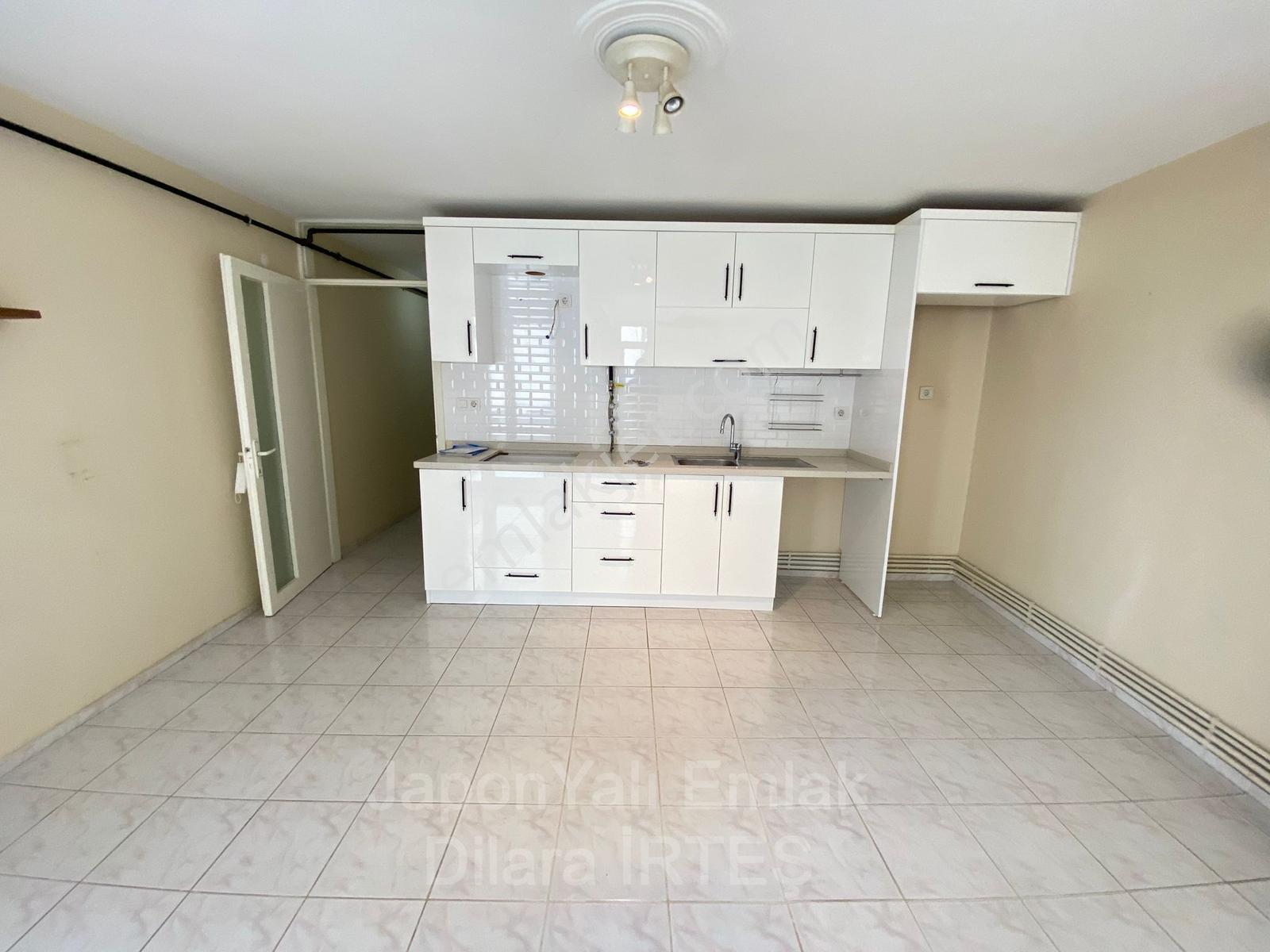 Küçükyalıda Deniz Manzaralı Ara Kat Satılık Daire - Görsel 13