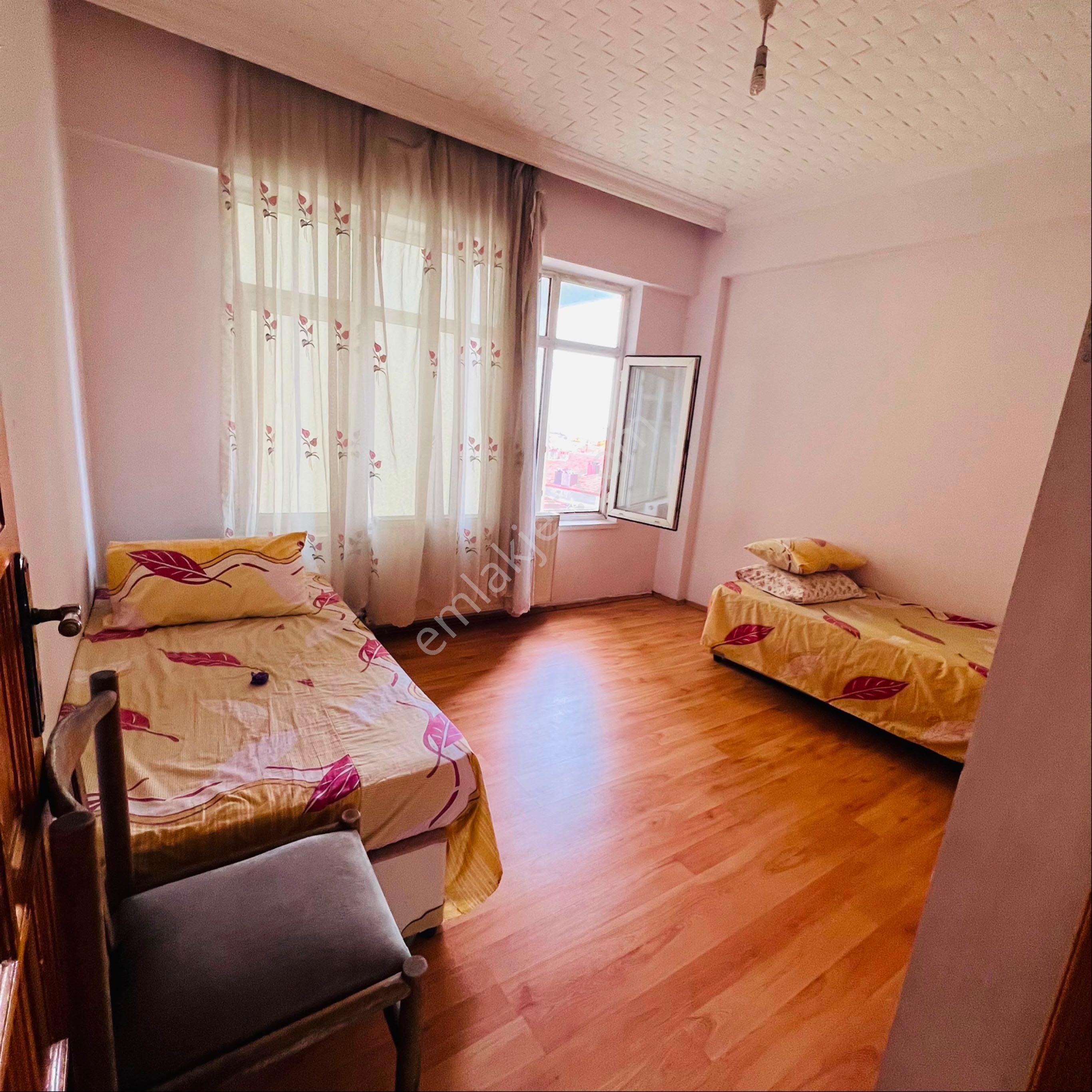 Bulvara Cephe İci Temiz Satılık Daire