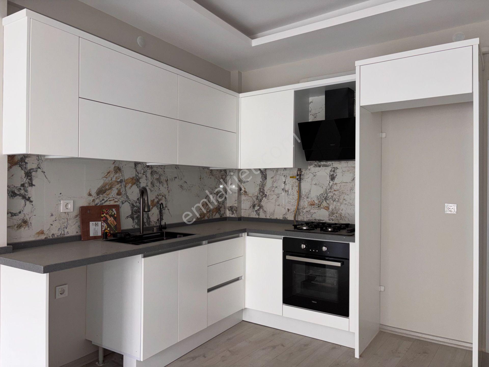 Şehir Merkezinde Kapalı Otoparklı, Asansörlü Ve Balkonlu Satılık 2+1 Daire - Görsel 3