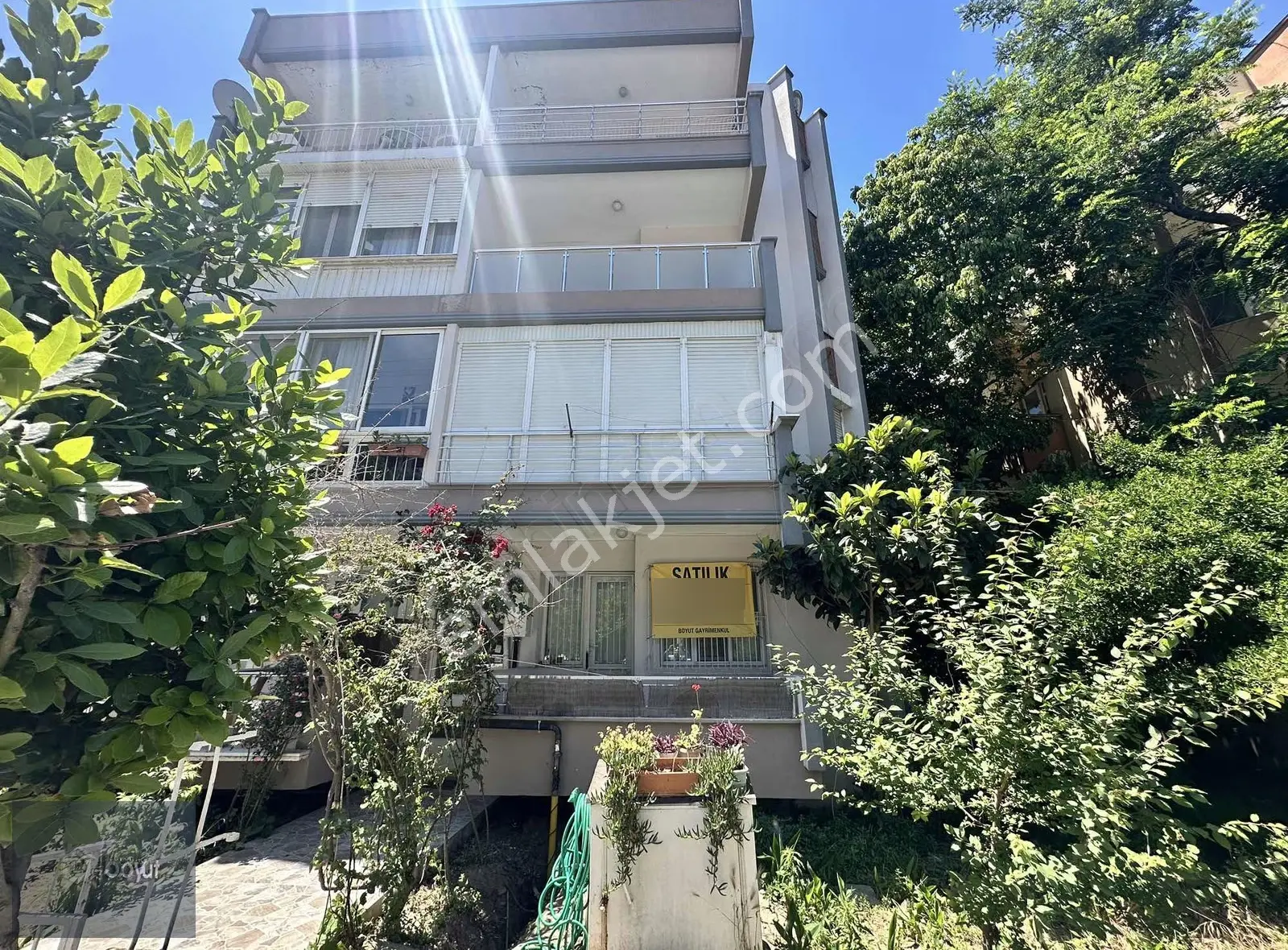 Akçay Sarıkız'da Ön Cephe Müstakil Tadında Satılık 2+1 Daire