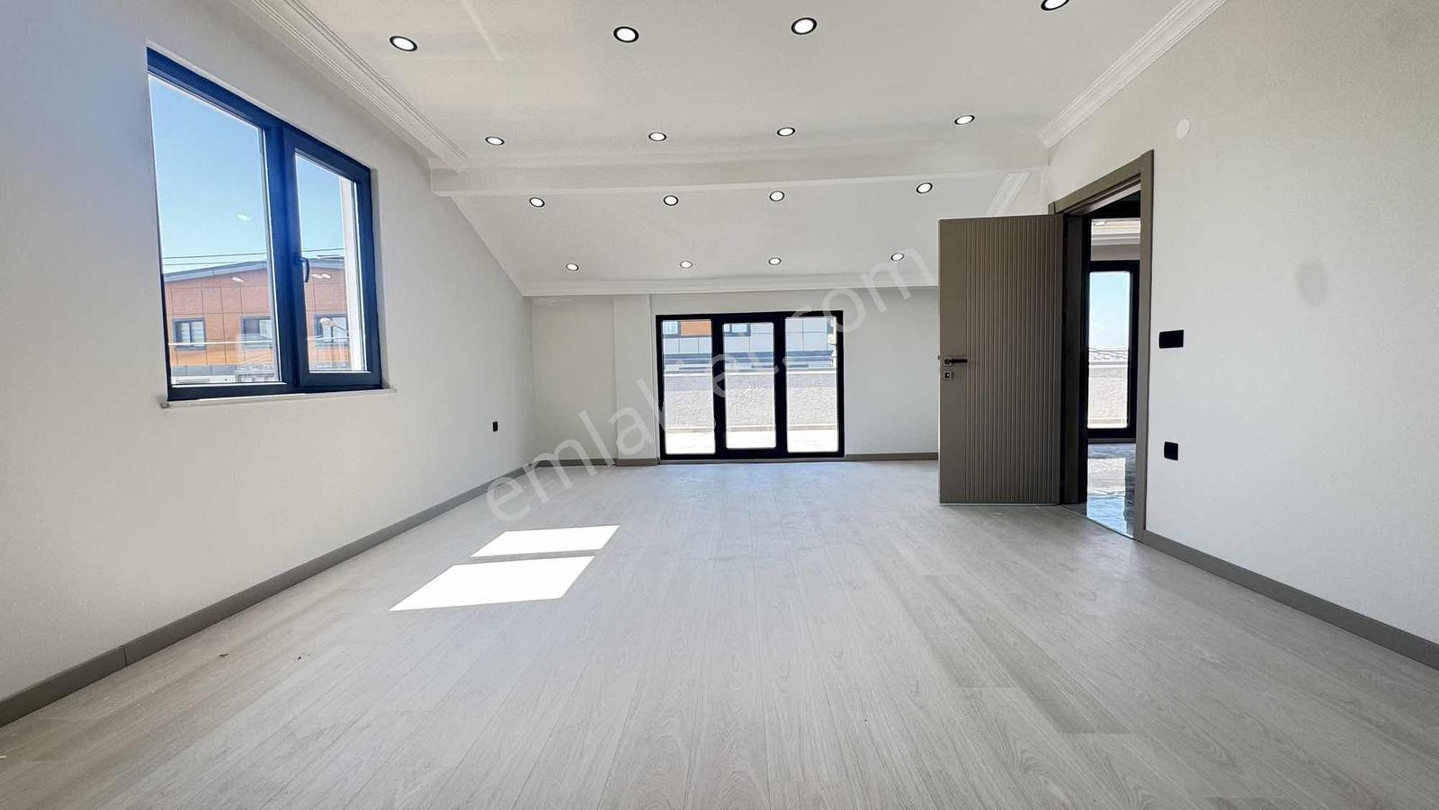 Hastane Nın Yanın Da 4+1 240m2 Asansörlü Lüks Dubleks