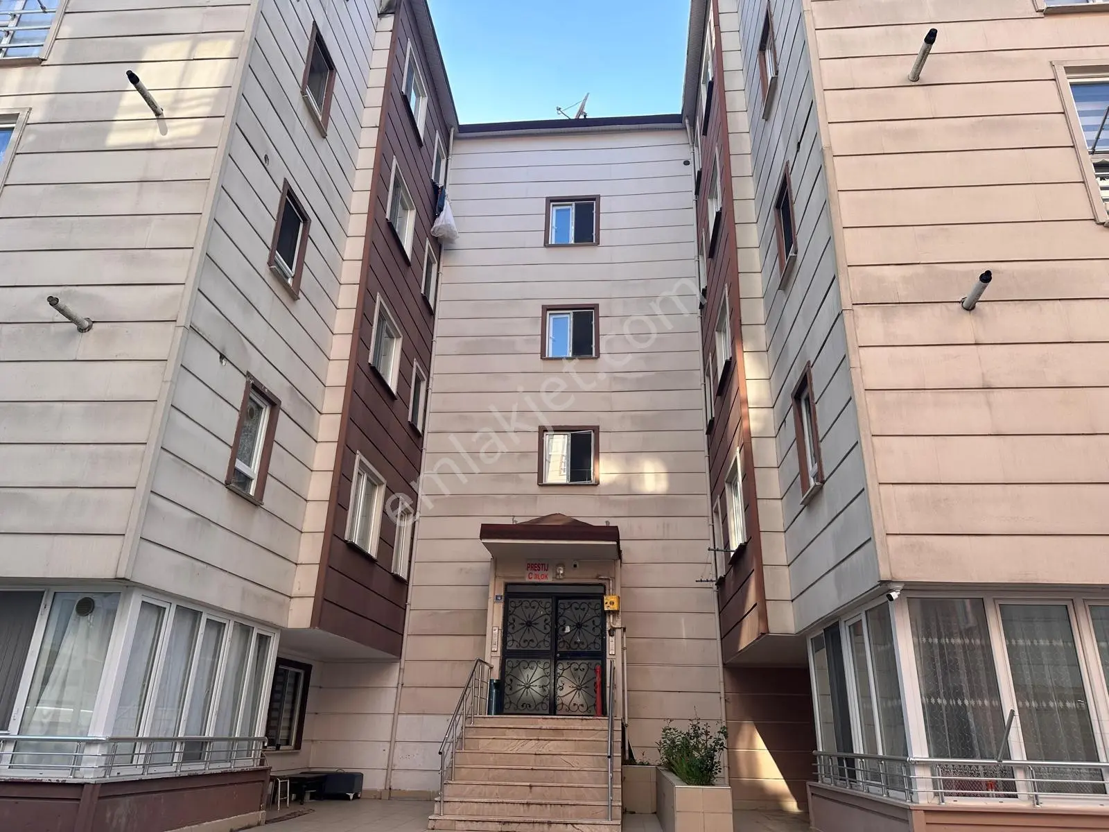 Century 21'den Karşıyaka'da Kiralık 1+1