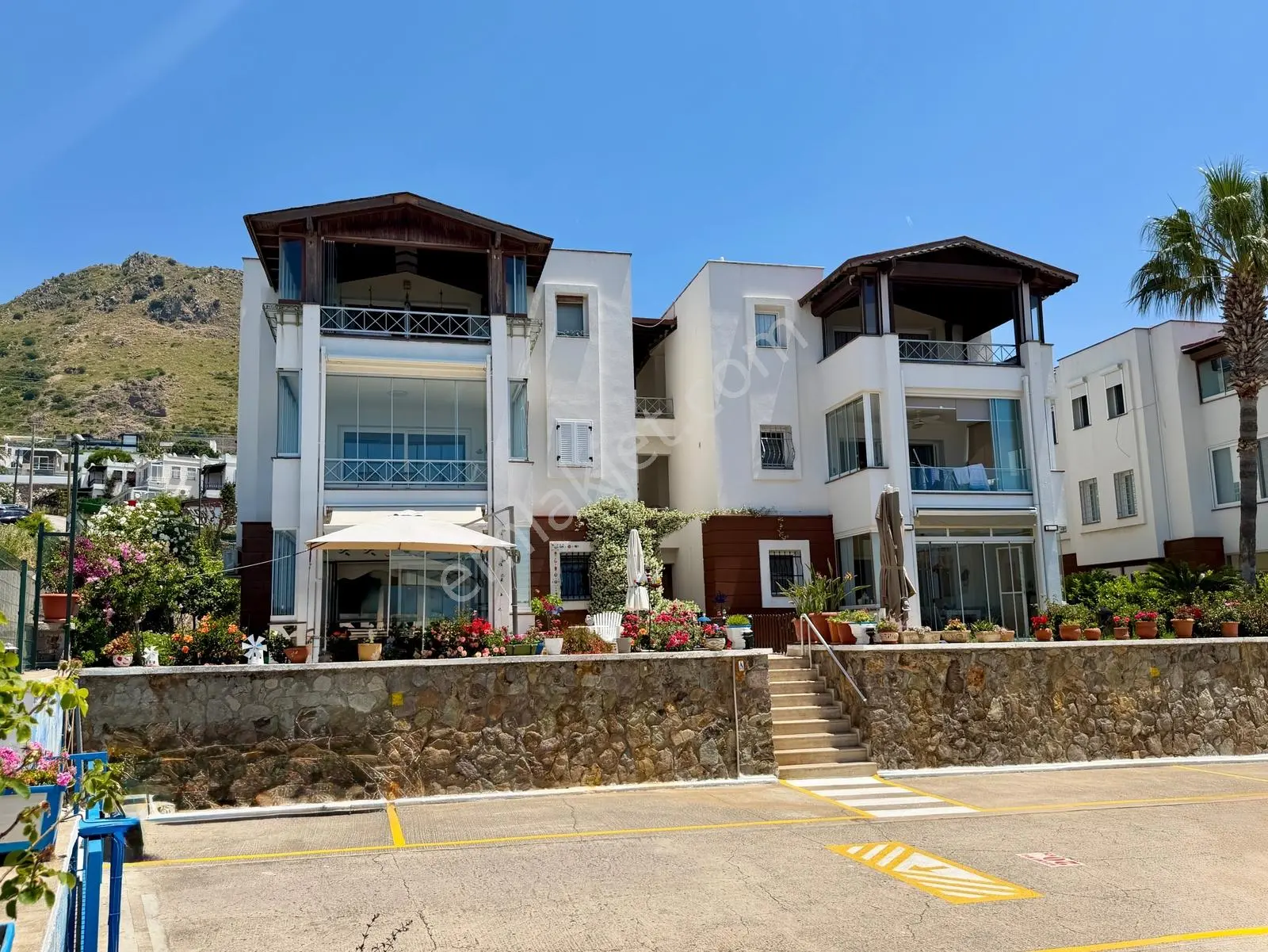 Turgutreis Yalı'da Denize Sıfır Havuzlu Harika Manzaralı Daire