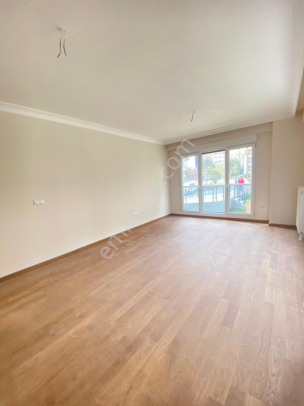 Erenköyde Divanın Sokağında 2+1 80 M2 Net