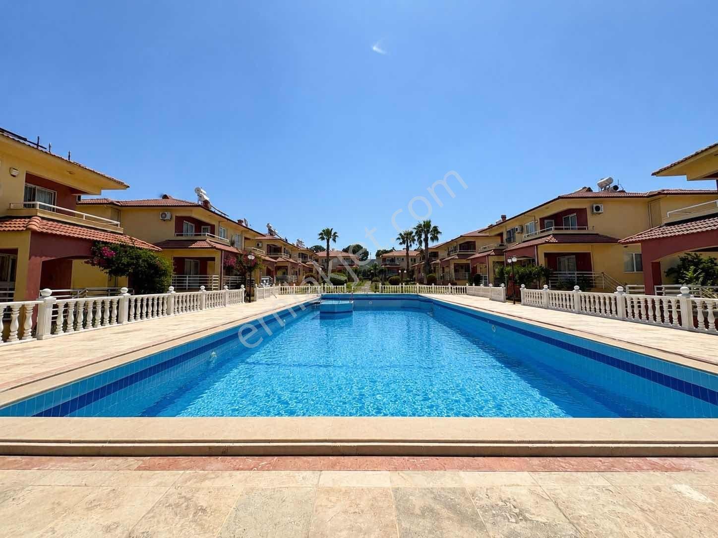 Didim'de Denize 300m Mesafede, Havuzlu Sitede 3+1 Eşyalı Villa