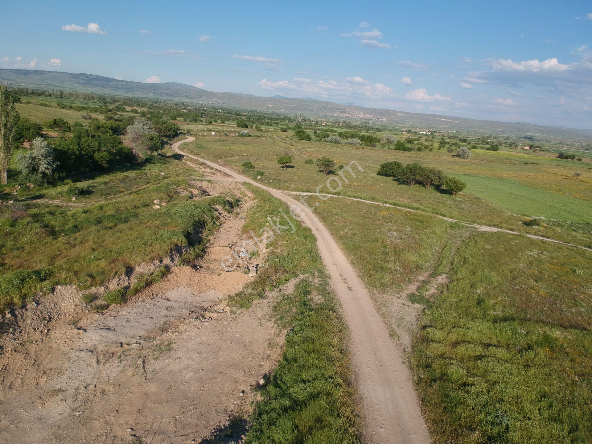 İlbey // Şuhut Karlık Köyü "yandım Yakası" Mevkiinde 2.252 M² Satılık Tarla - Görsel 35
