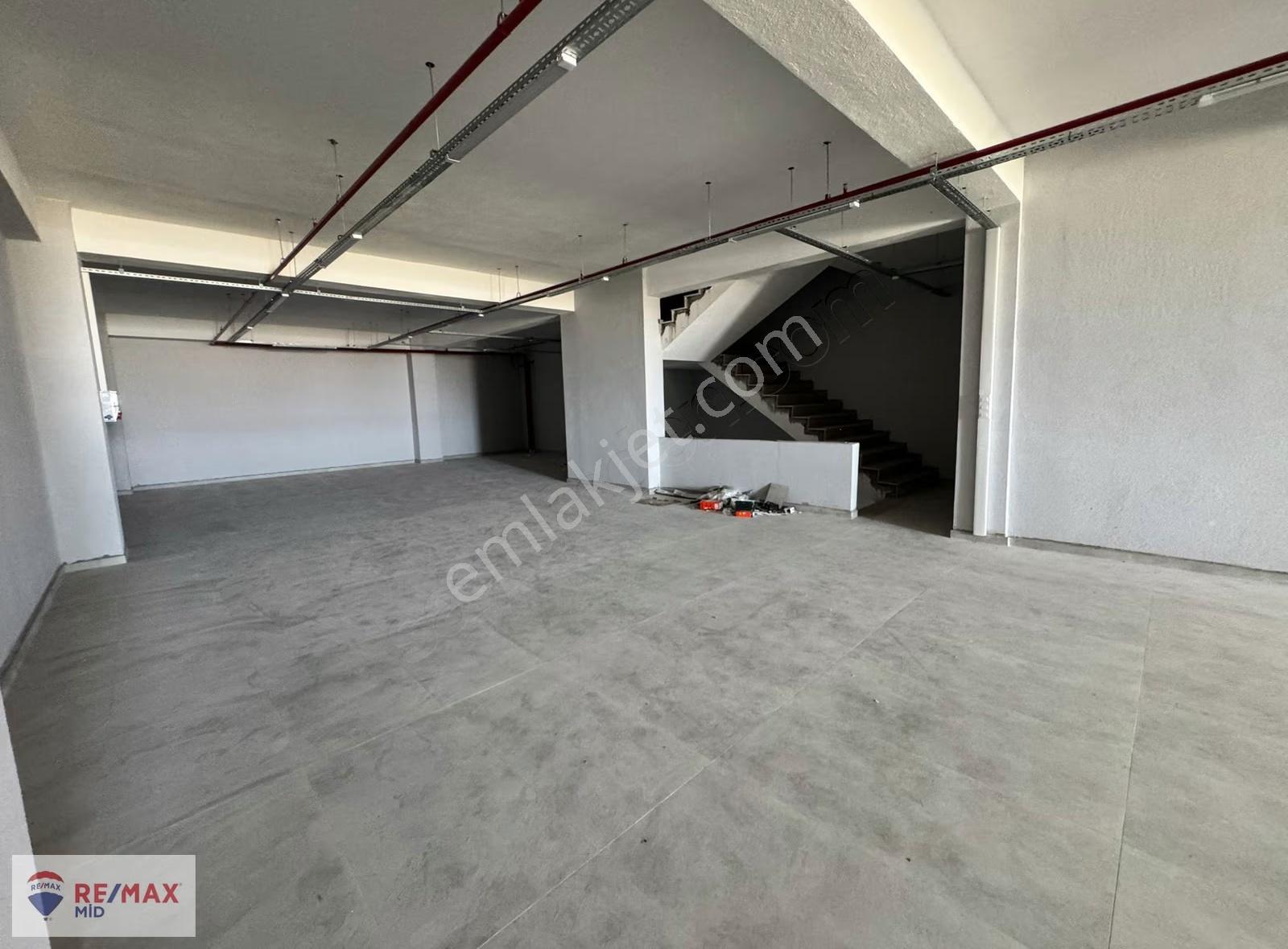 Re/max Mid'den 1325 M² Kiralık Ticariler Plaza & Showroom & Depo - Görsel 14