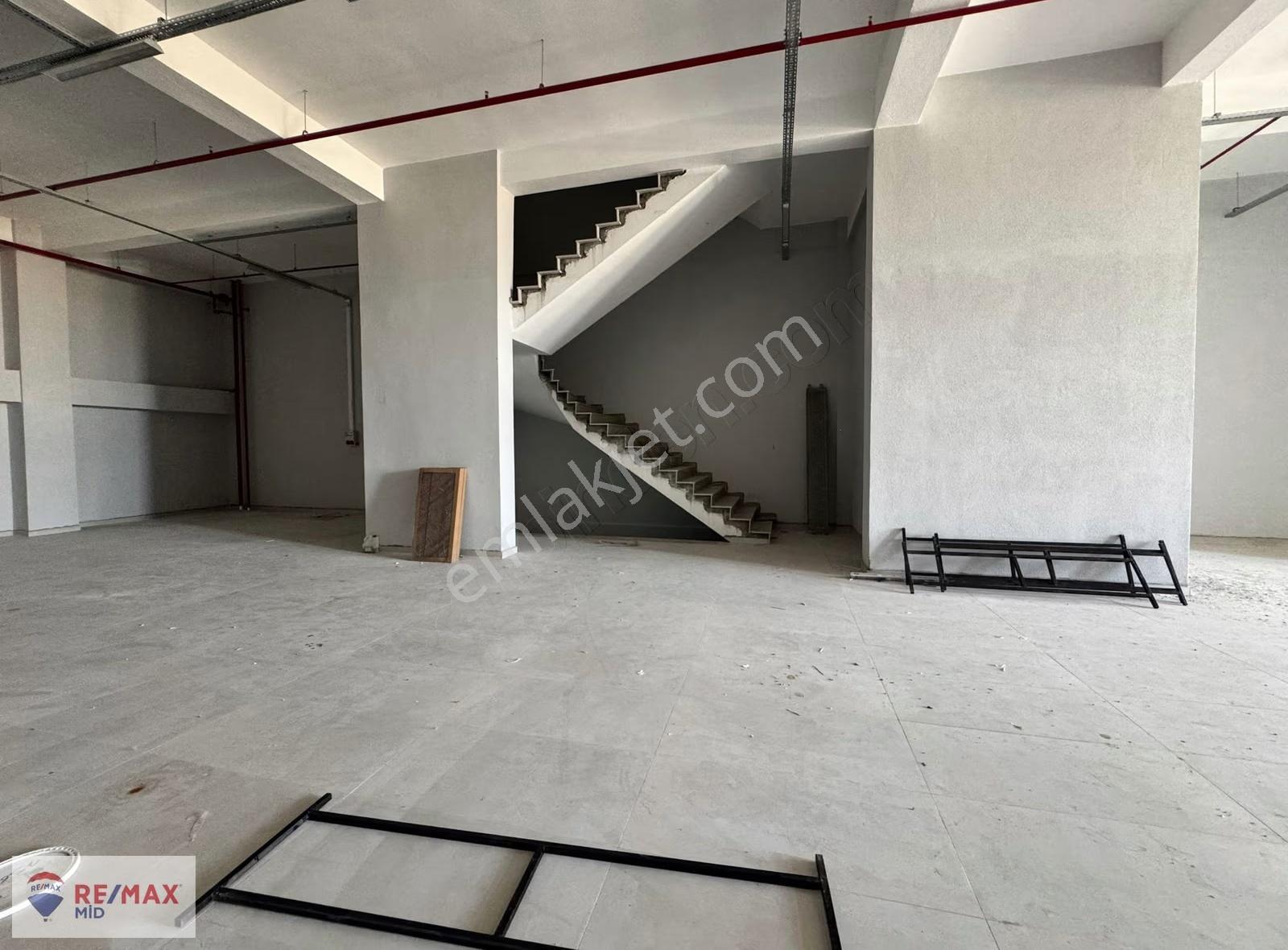 Re/max Mid'den 1325 M² Kiralık Ticariler Plaza & Showroom & Depo - Görsel 11