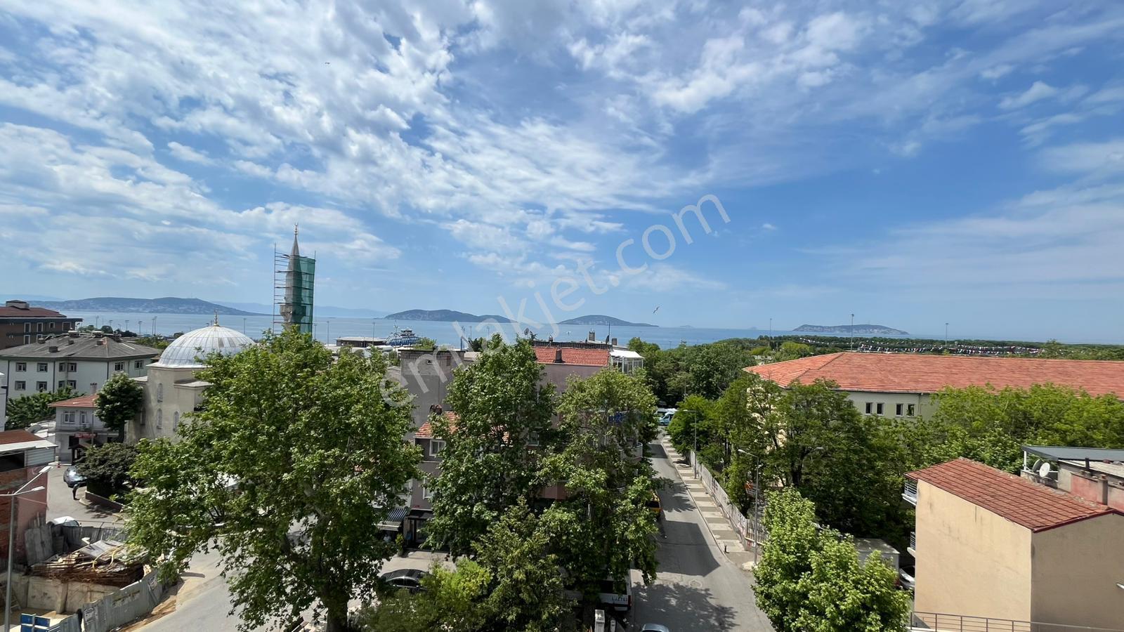 Maltepe Yalı Mahallesi'nde Katta Tek, Panoramik Adalar Ve Deniz Manzaralı Özel 3+1 Daire
